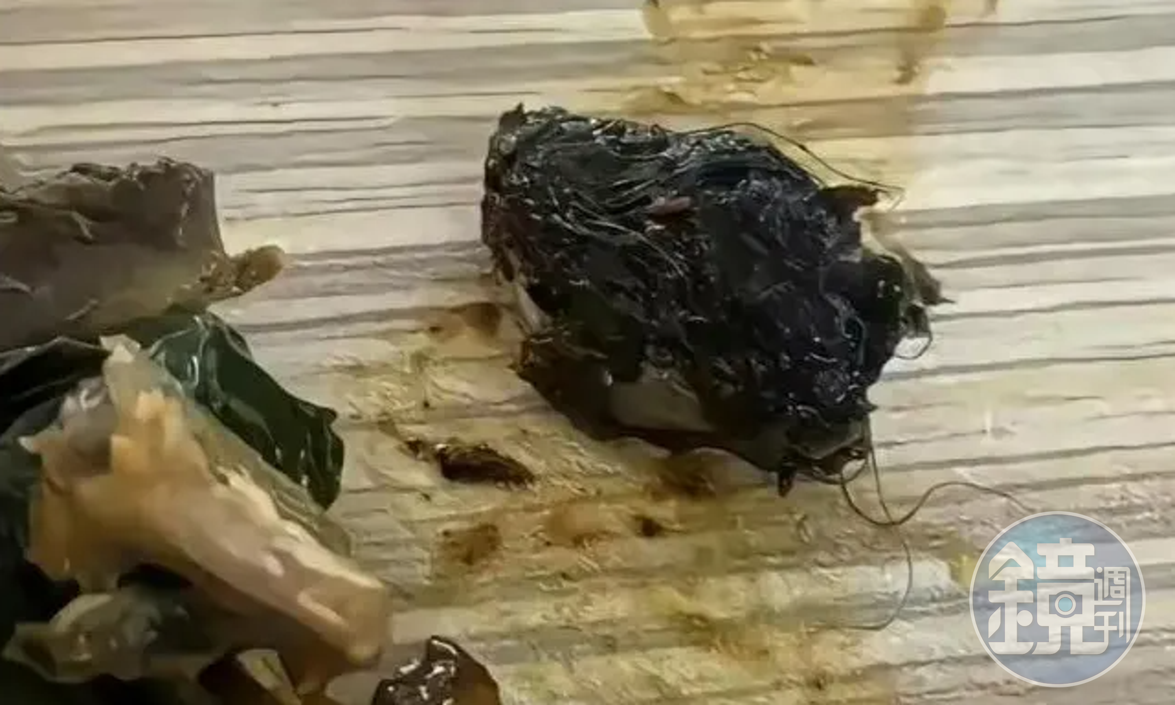 江西某所學校的學生指控,午餐白飯出現老鼠頭。(翻攝微博)