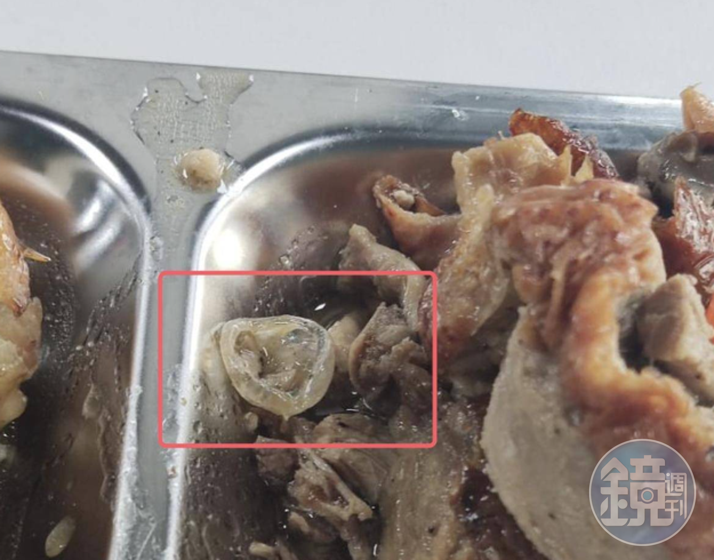 中國廣州有學生稱,在學校的午餐中吃到異物,懷疑是保險套。(翻攝自搜狐)