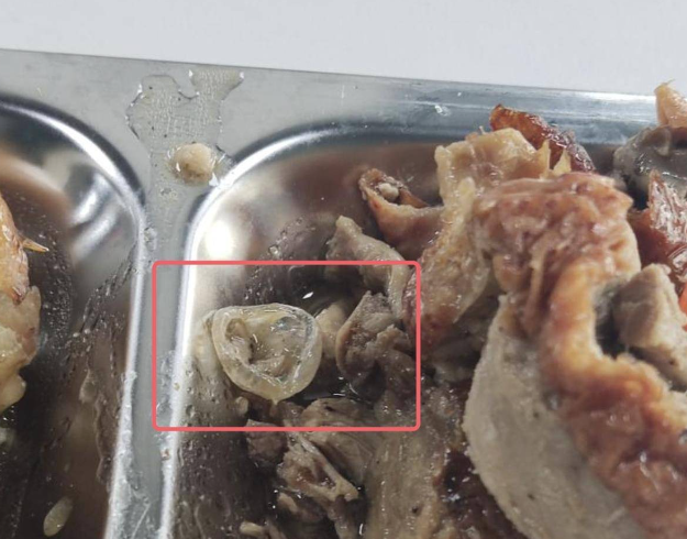 中國廣州有學生稱，在學校的午餐中吃到異物，懷疑是保險套。（翻攝自搜狐）