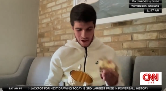 溫網金盃如此廉價?新生代冠軍「小蠻牛」炫獎盃,瞬間「解體」盃蓋掉了。(翻自推特)