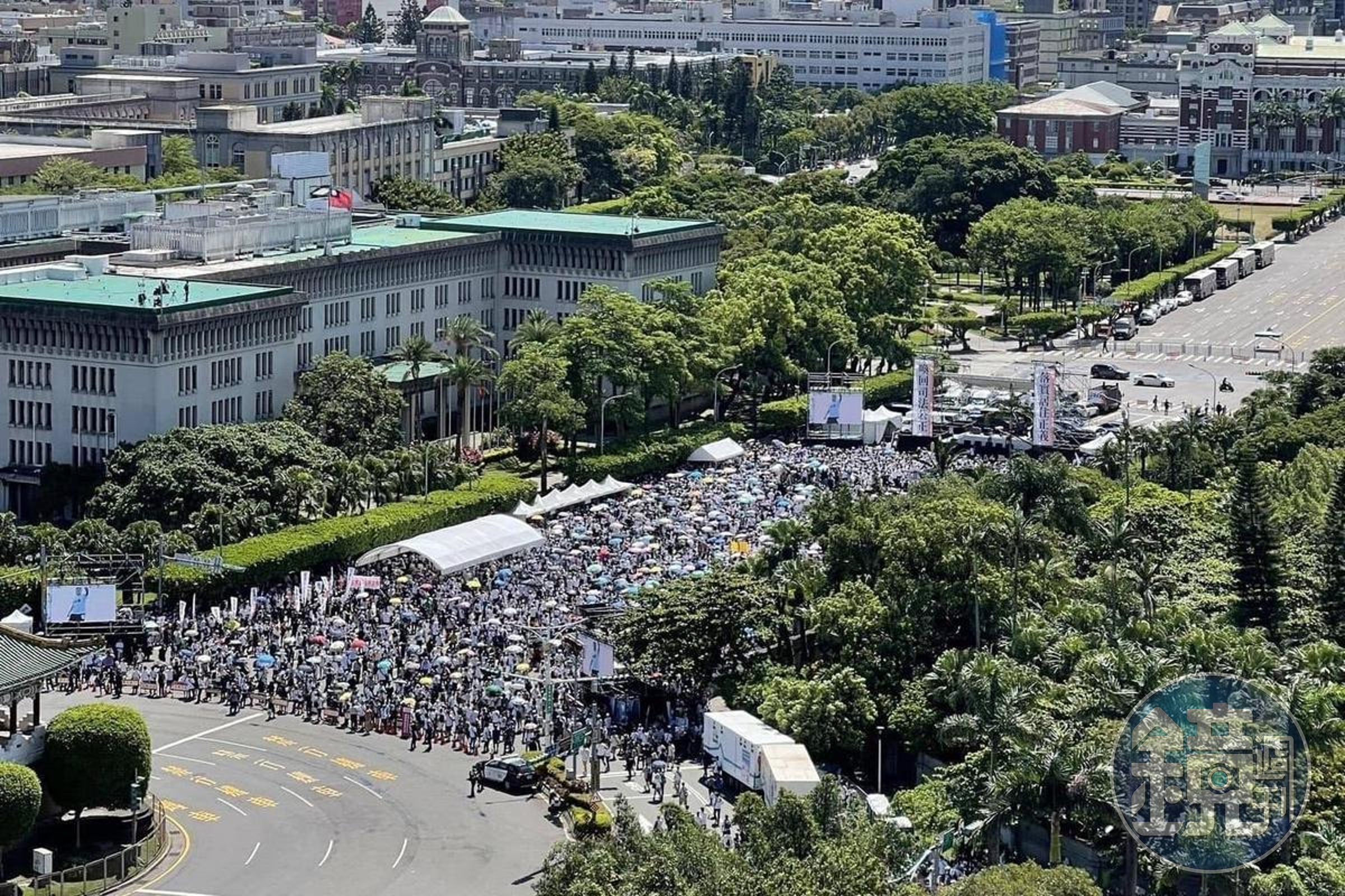 「公平正義救台灣」遊行被譏人數太少，館長提出再辦夜間遊行引起網友熱議。（翻攝自台灣普拉斯臉書）