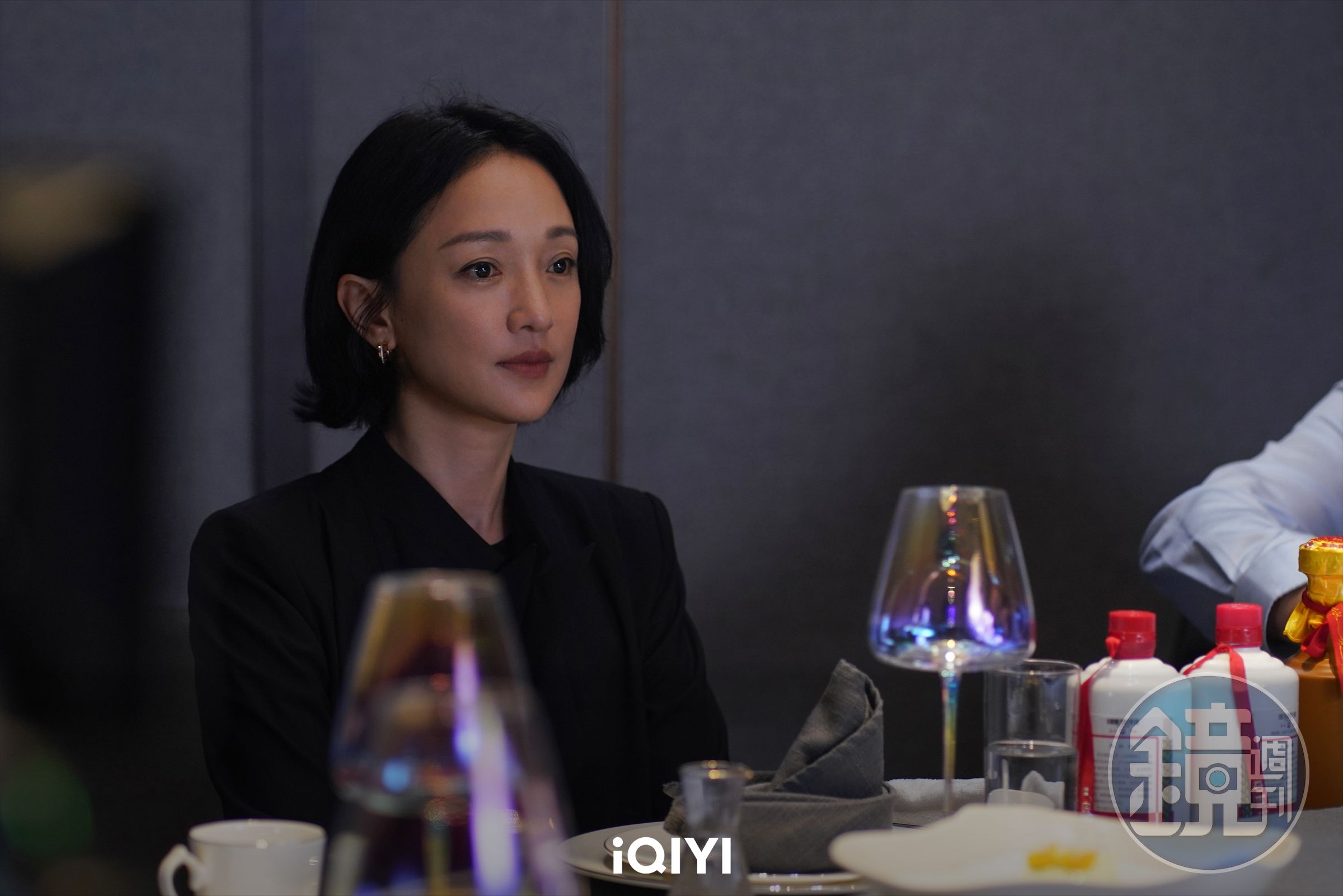 周迅面對客戶逼喝酒,放話「我沒有義務陪你喝酒。」(愛奇藝國際站提供)