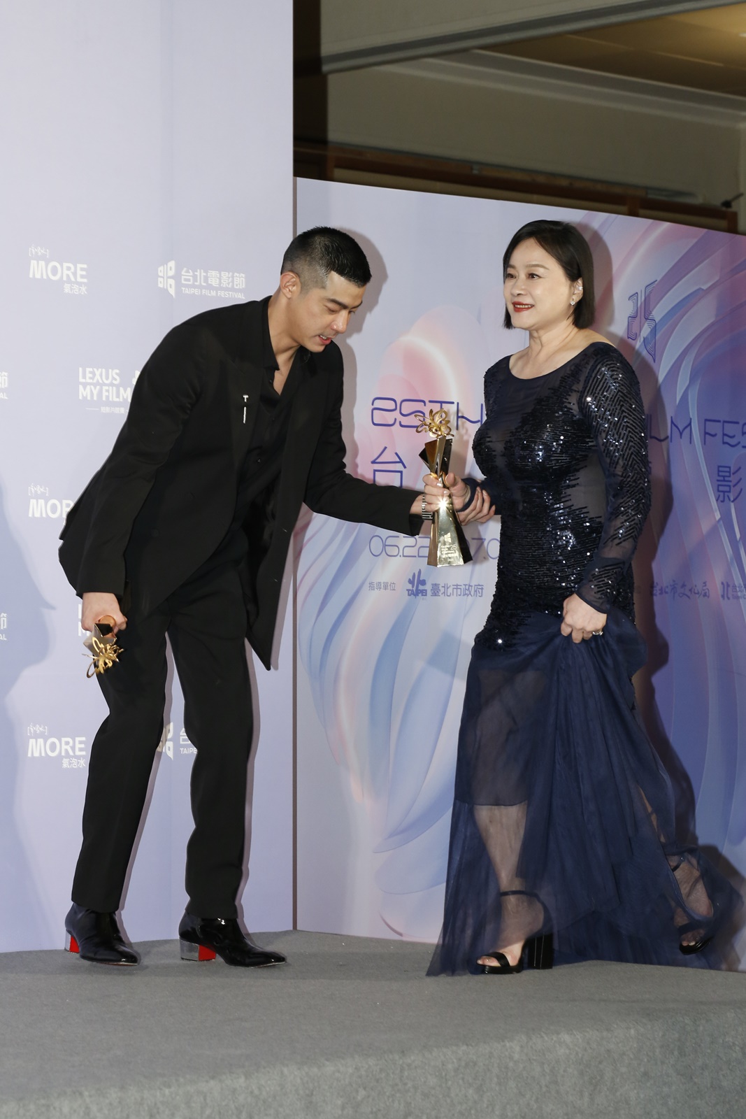 王柏傑(左)、陸小芬(右)分別奪得今年的台北電影獎最佳男、女主角獎。