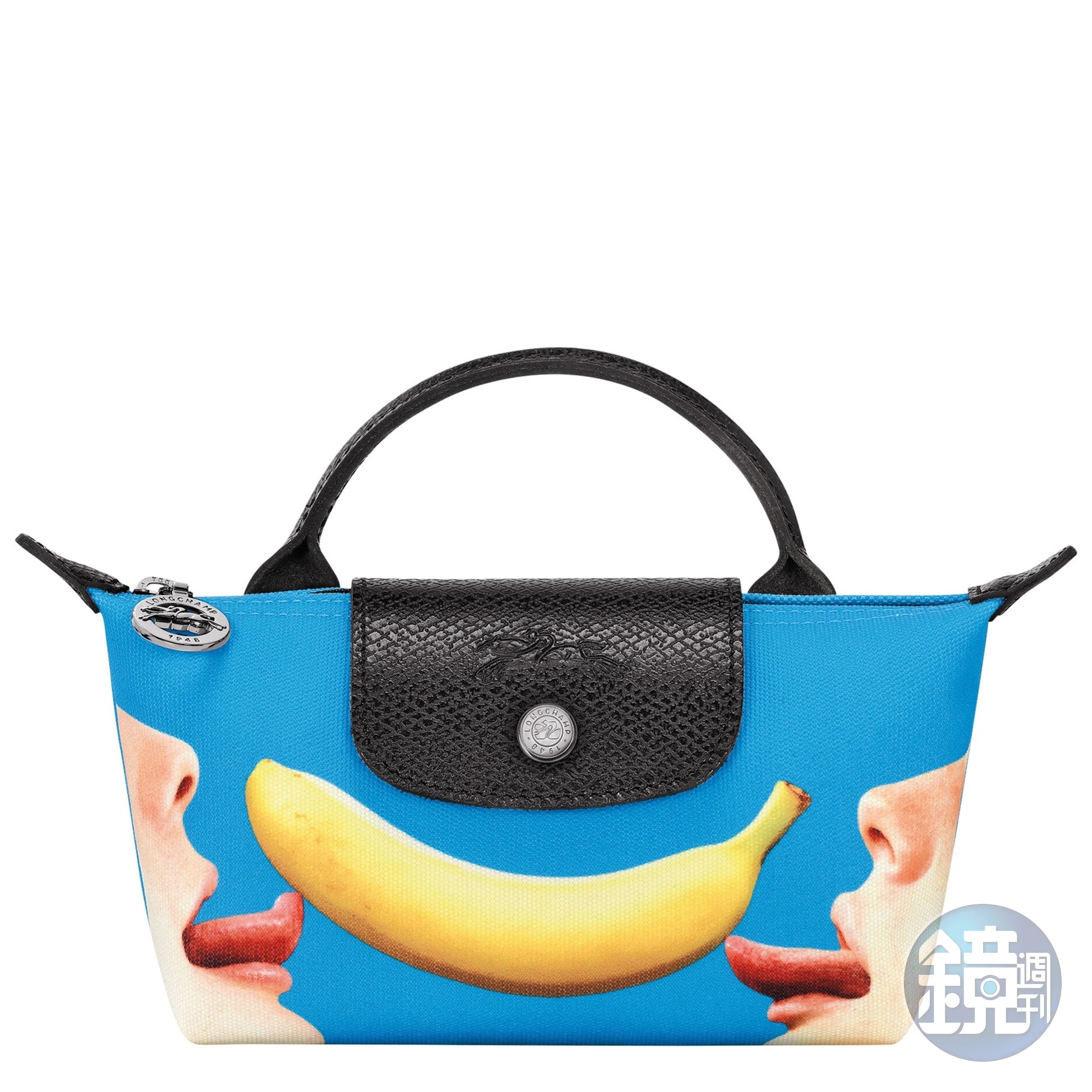 LONGCHAMP、《TOILETPAPER》聯名系列香蕉圖騰折疊手拿包,NT$4,300。(LONGCHAMP提供)