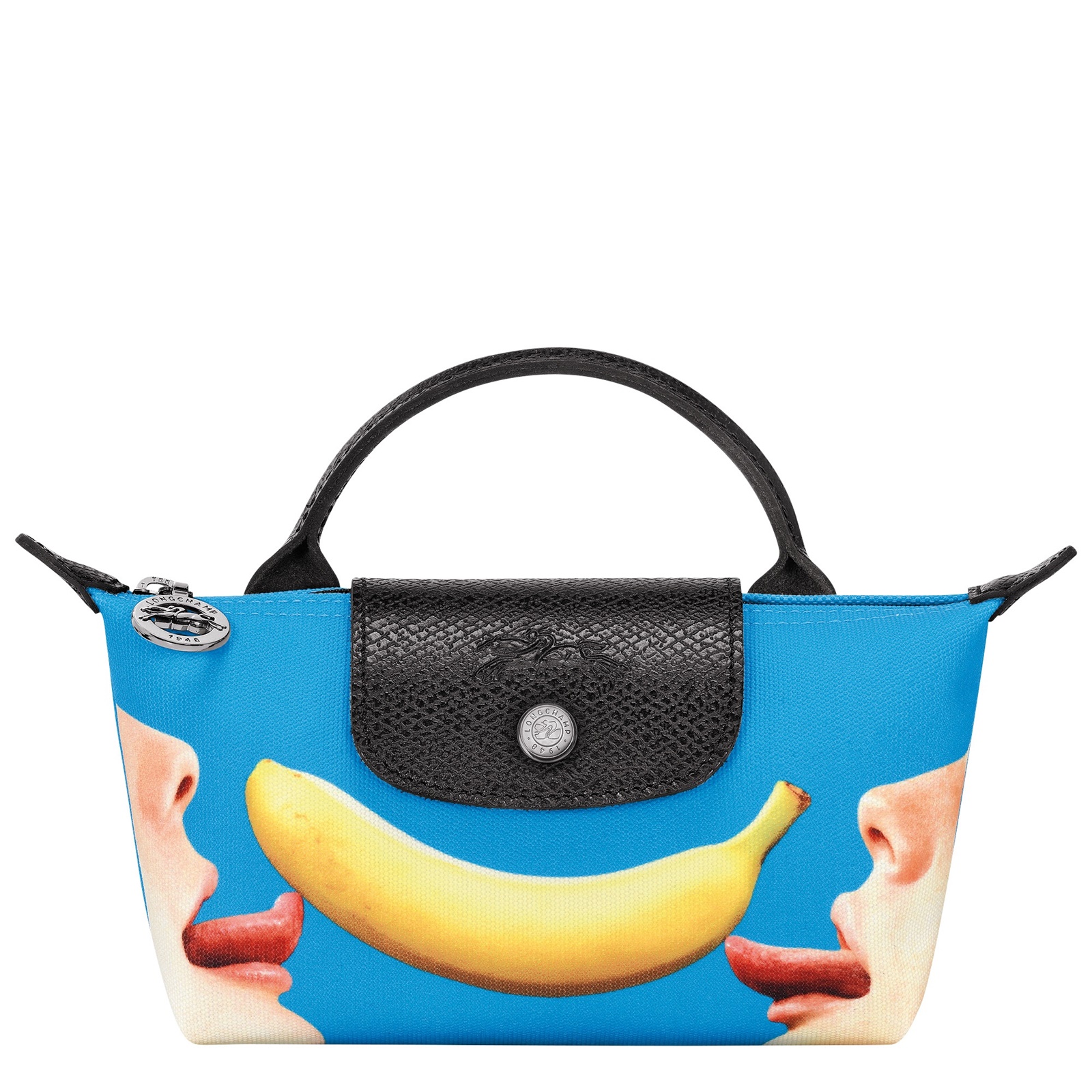 LONGCHAMP、《TOILETPAPER》聯名系列香蕉圖騰折疊手拿包,NT$4,300。(LONGCHAMP提供)