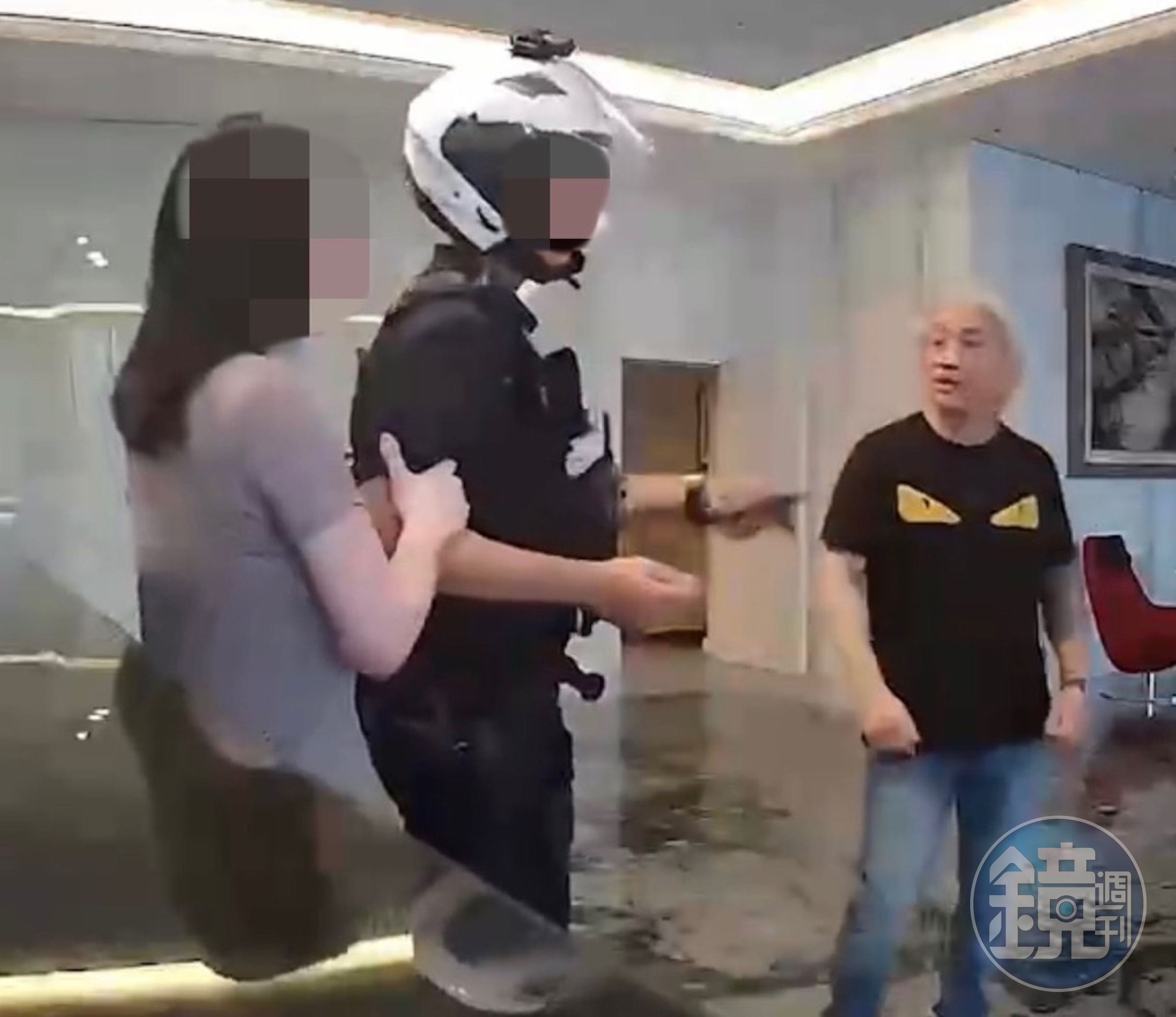受害女逃到大廳報警,將軍看到警察也不怕,仍一直試圖靠近。(讀者提供)