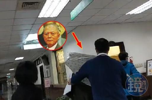 捲入石木欽案及審理「銀行員之死事件」中本票案的前最高行政法院院長林奇福，因涉收富商襯衫及飲宴，懲戒法院判免罰。圖為林奇福2021年1月28日至司法院人審會說明時以傘遮臉。（小圖翻攝司法週刊）