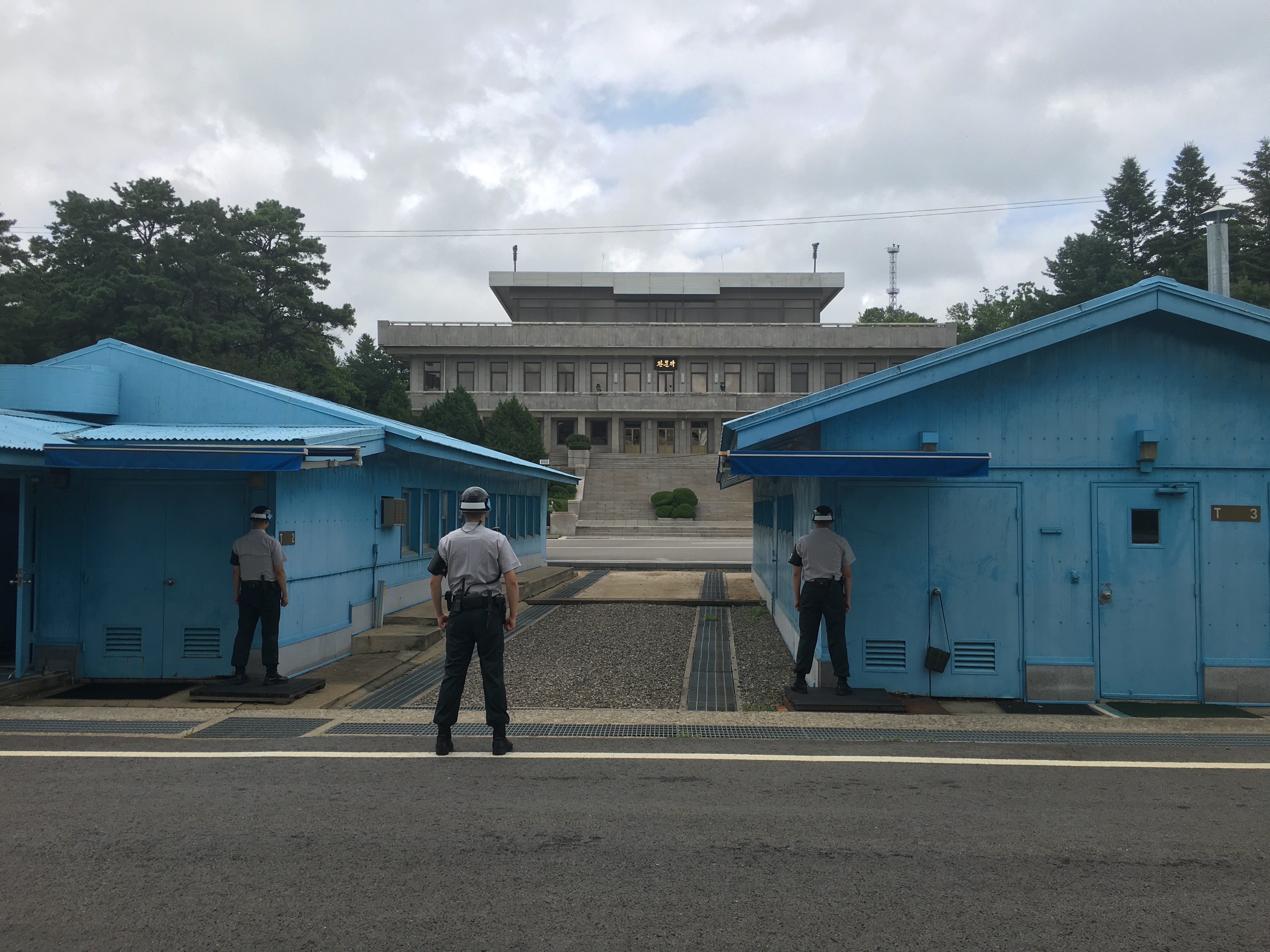 板門店是南北韓交界處，僅供外國旅客遊覽，當地軍人都不能持有武器，遊客只要越過中線就是穿越國界。（本刊資料照）