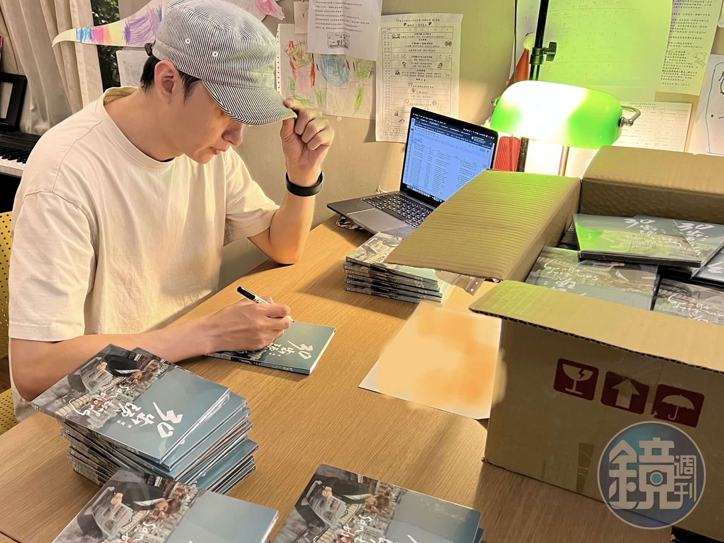陳建瑋忙著出貨當年的CD。(翻攝陳建瑋 Jacky Chen臉書)