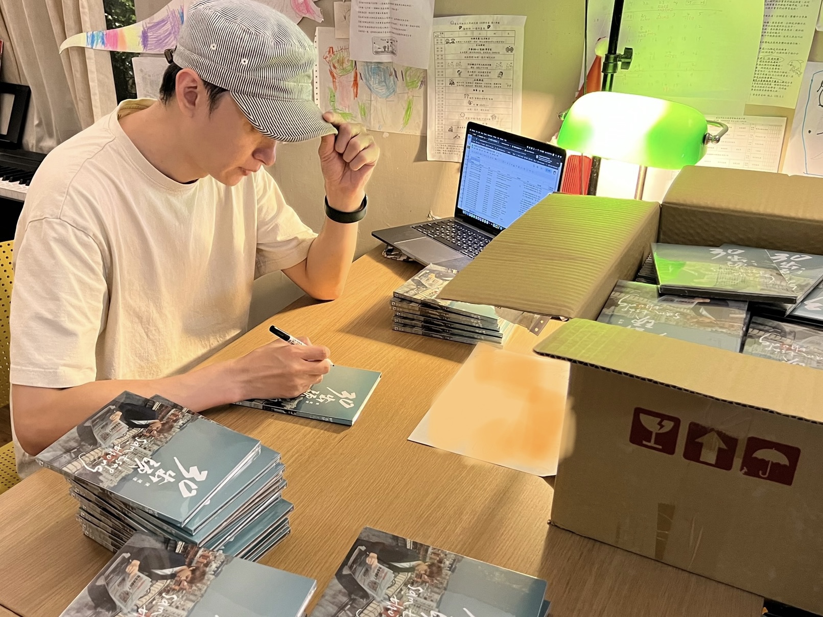 陳建瑋忙著出貨當年的CD。（翻攝陳建瑋 Jacky Chen臉書）
