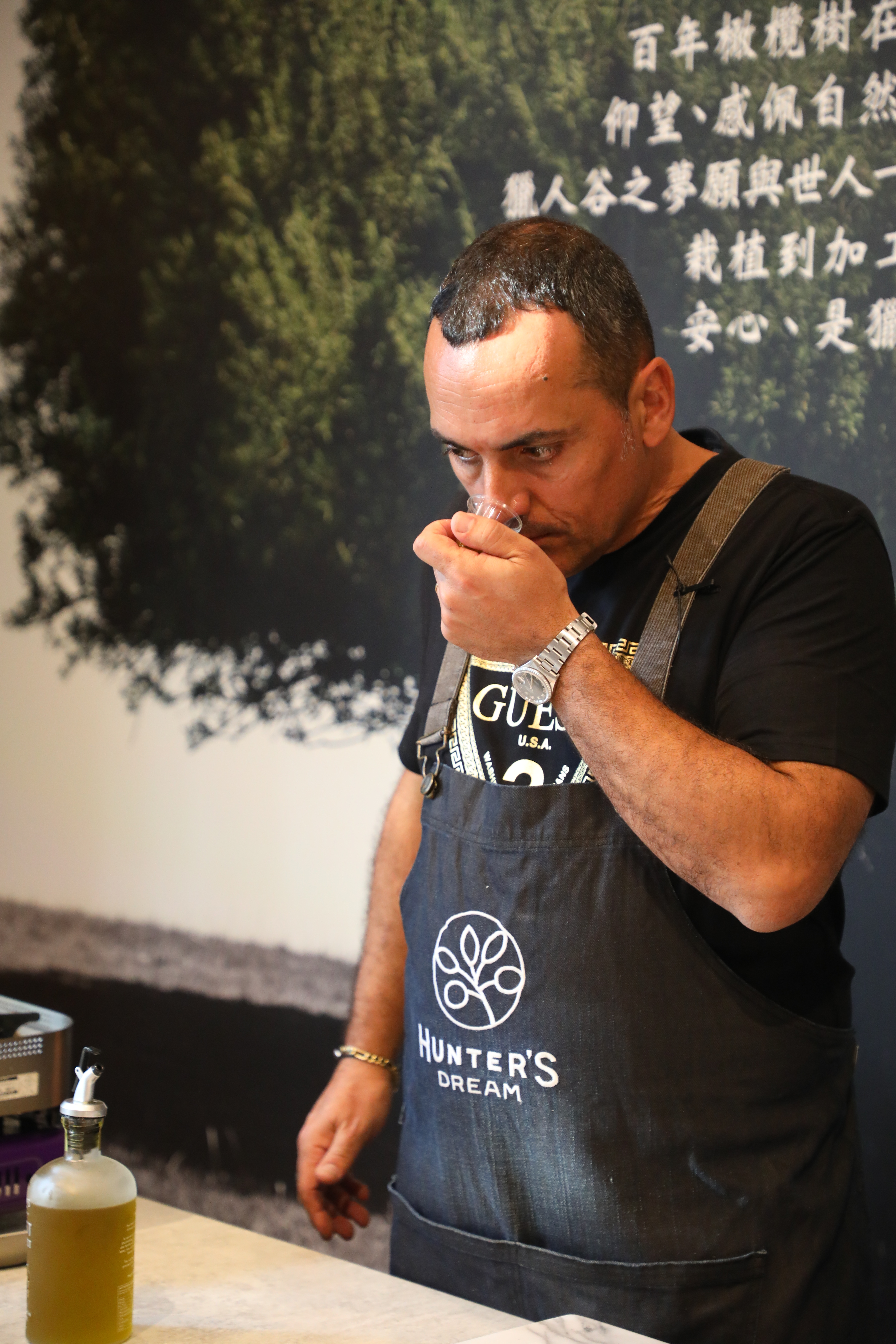Mauro Ruffolo在品油會上示範如何聞味辨別橄欖油的等級。