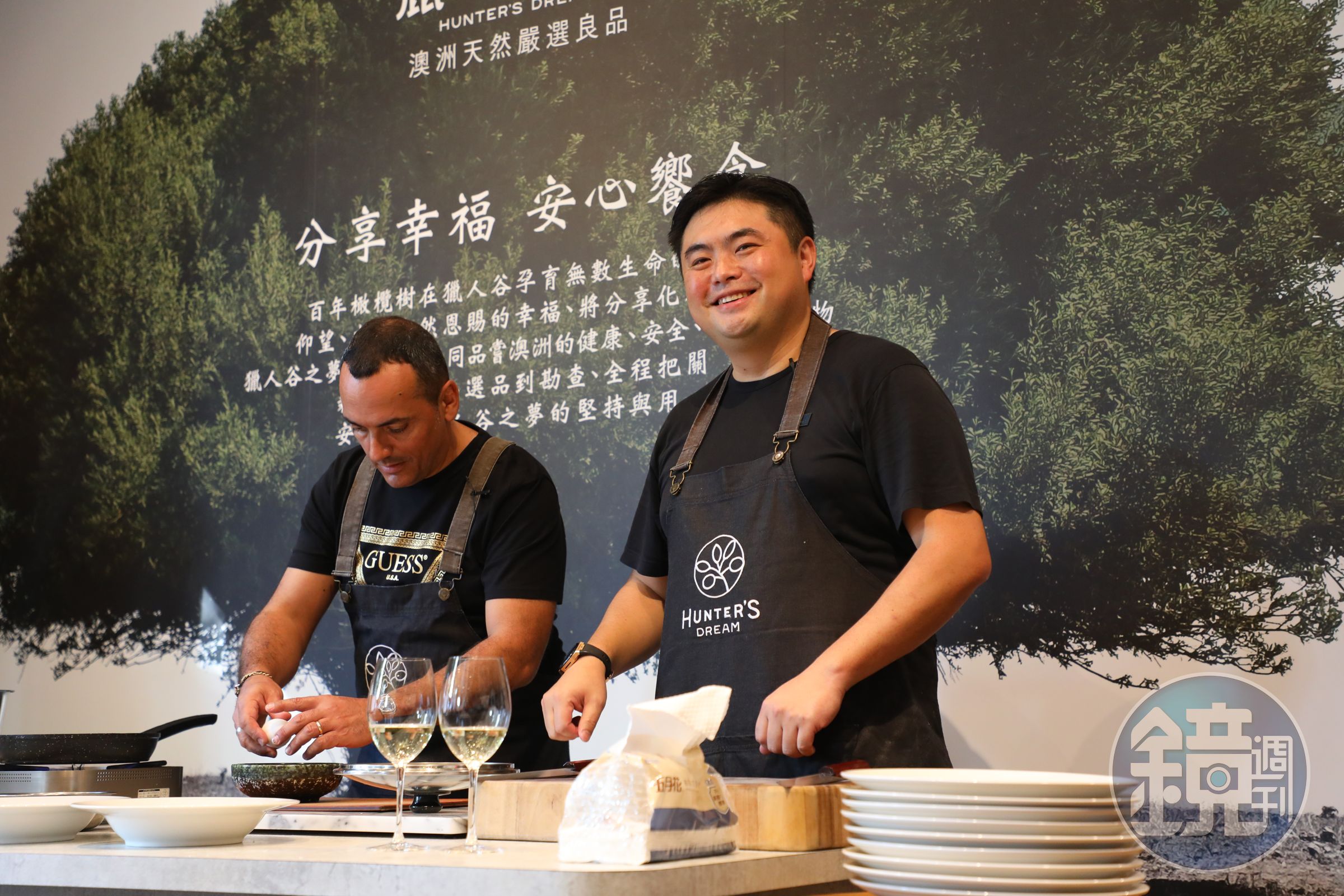Michael（右）與Mauro Ruffolo（左）從澳洲來台，換上圍裙大展廚藝。