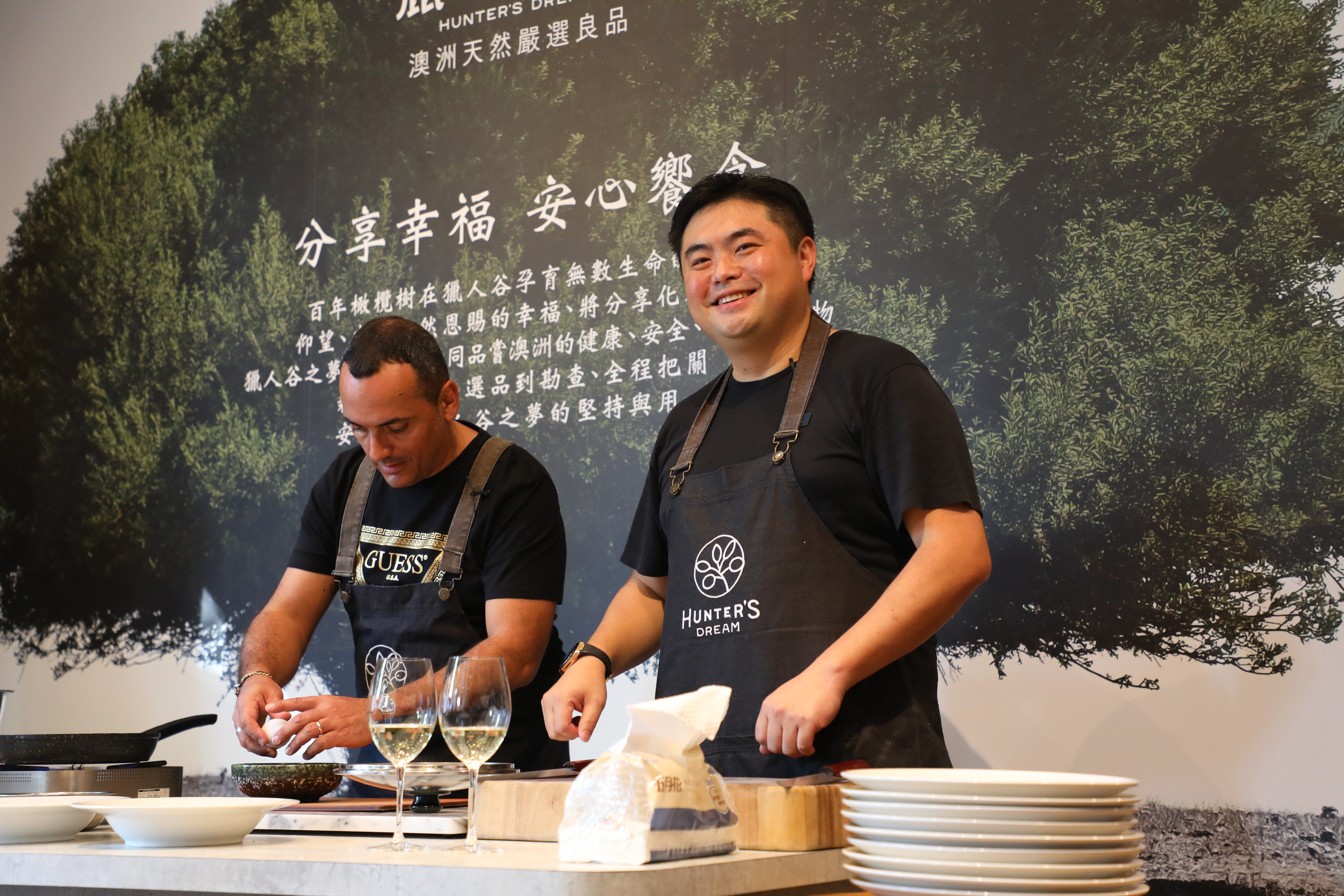 Michael（右）與Mauro Ruffolo（左）從澳洲來台，換上圍裙大展廚藝。
