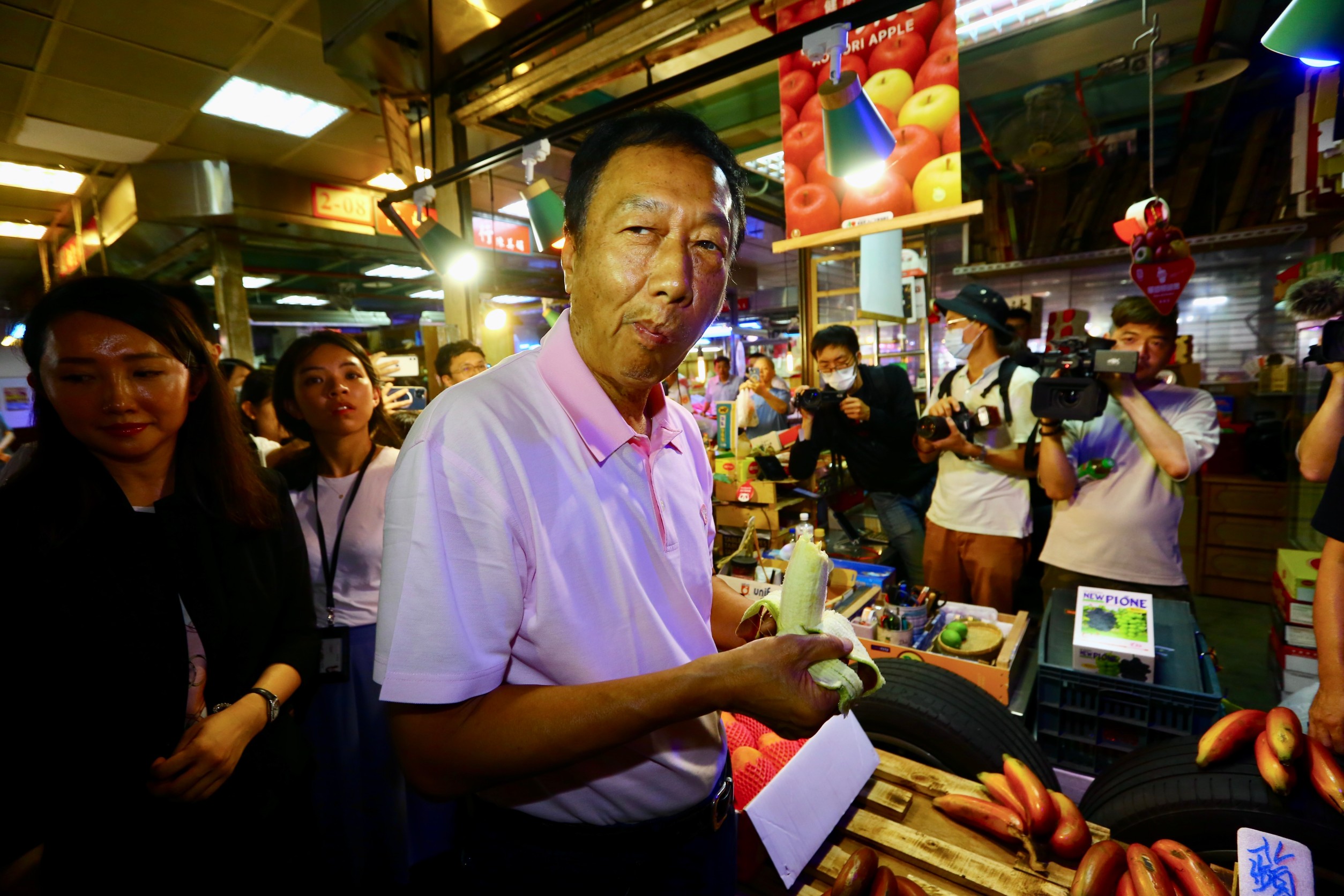 郭台銘今日造訪北農公司與濱江市場，並再度回應投書《華盛頓郵報》槓上陸委會一事。