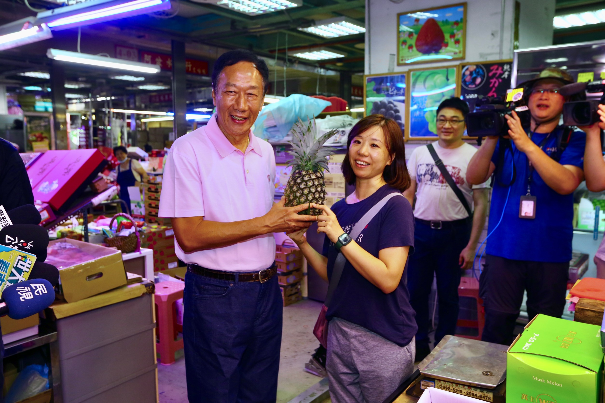 郭台銘（左）訪濱江市場，除想看看韓國瑜創立的激勵制度，也與果農互動。