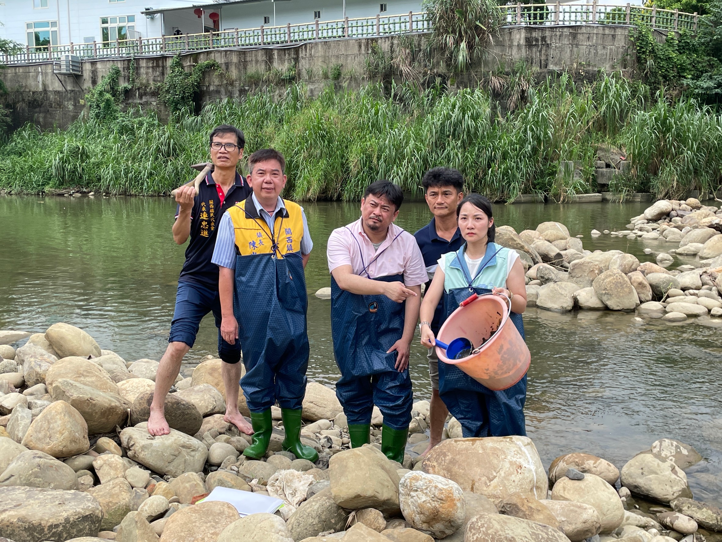 立委洪申翰與關西鎮長陳光彩等人，前往鳳山溪直擊水汙染情況。（洪申翰辦公室提供）