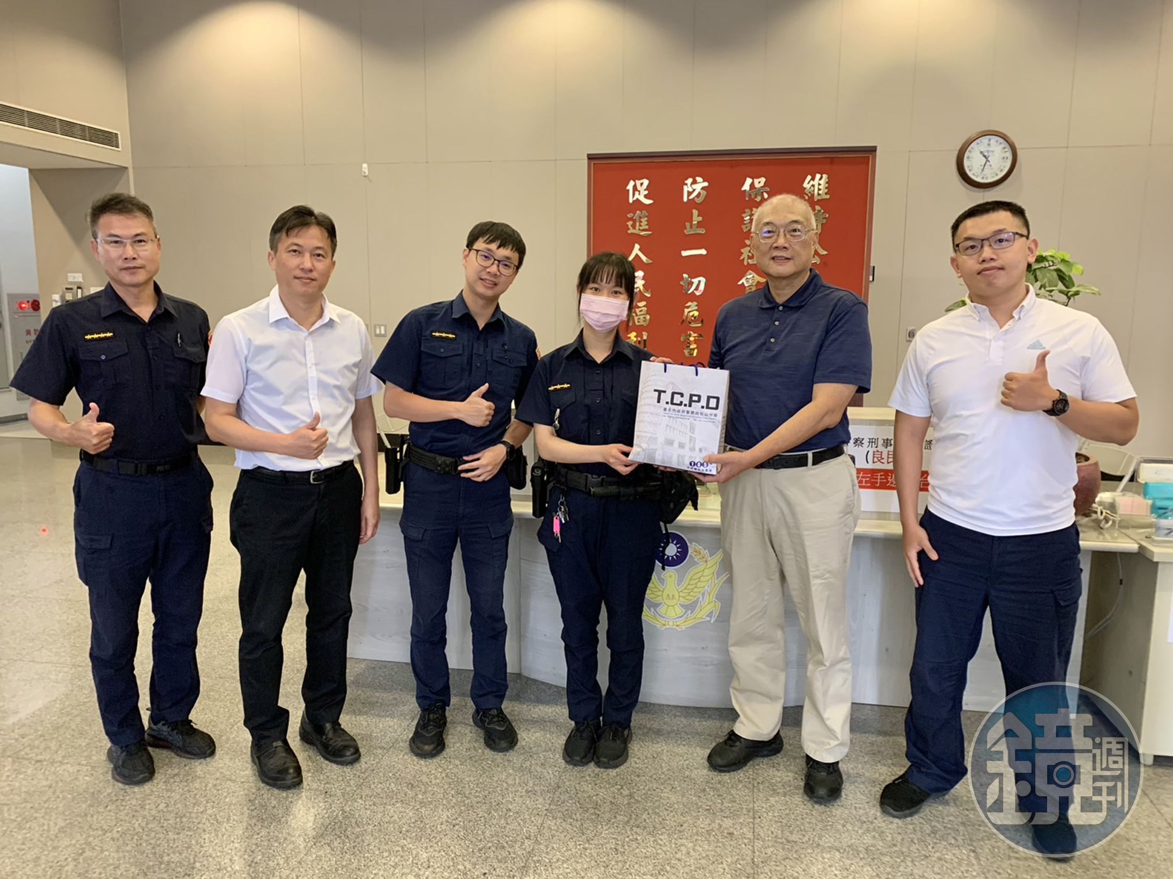 台北市警察之友會松山辦事處體恤警察同仁在烈日下執勤辛勞,於昨(18日)至松山分局捐贈涼感防曬袖套272雙。(松山分局提供)