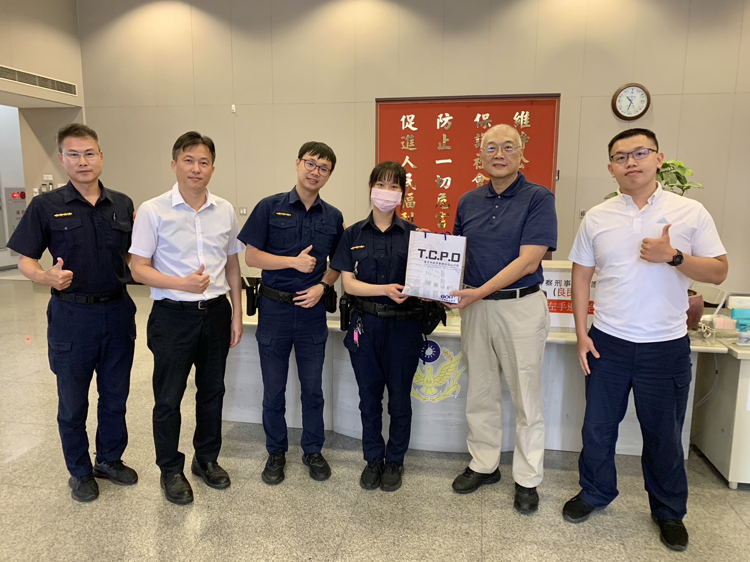 台北市警察之友會松山辦事處體恤警察同仁在烈日下執勤辛勞，於昨（18日）至松山分局捐贈涼感防曬袖套272雙。（松山分局提供）