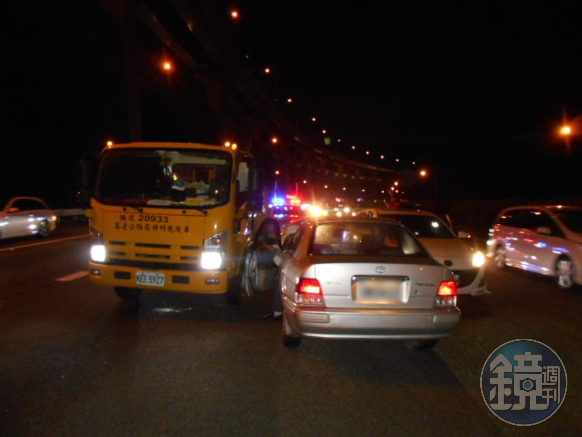 李男的銀色轎車擦撞3車，停在路中，警方獲報前往處理並通知拖吊車到場。（翻攝畫面）