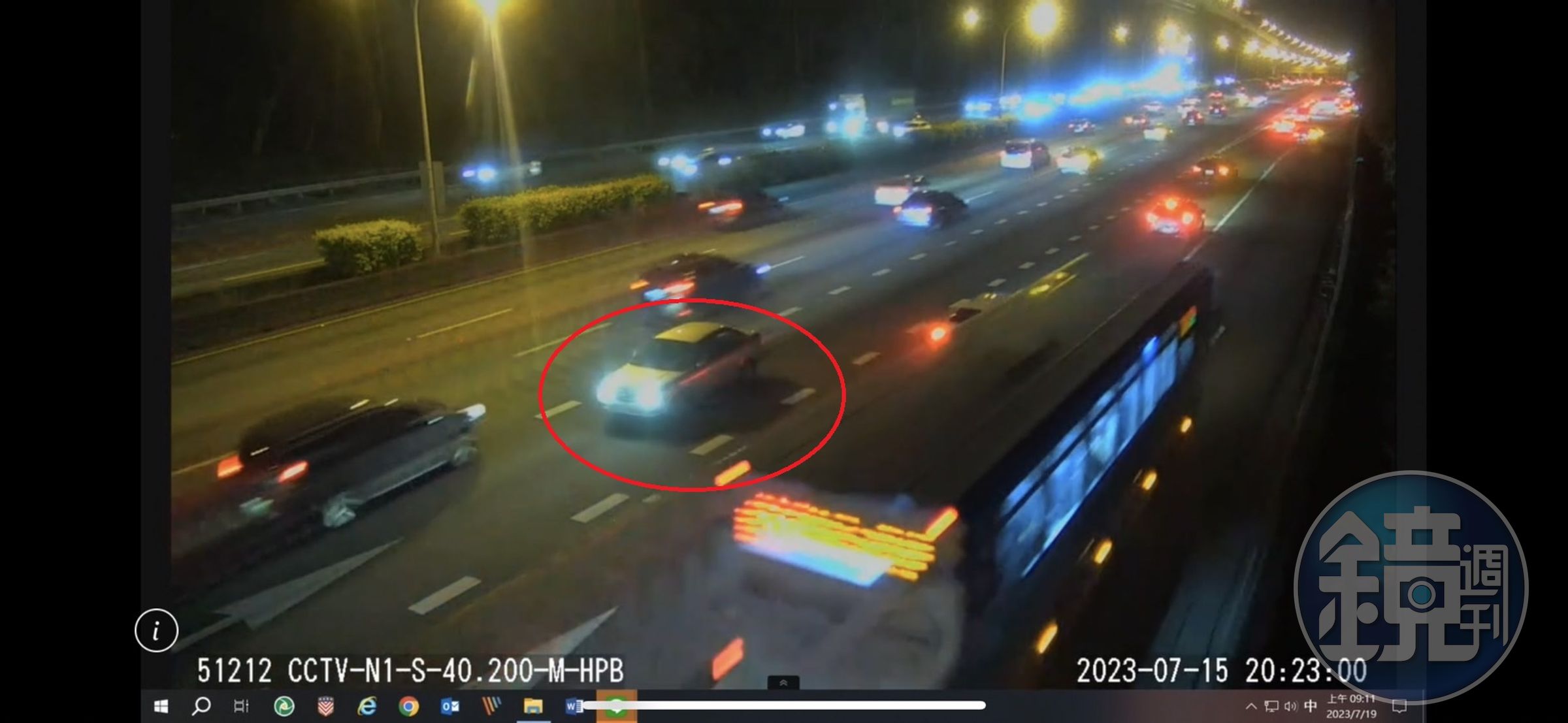 李男駕駛轎車（紅圈）逆向上國道1號主線車道，目擊駕駛紛閃避。（翻攝畫面）