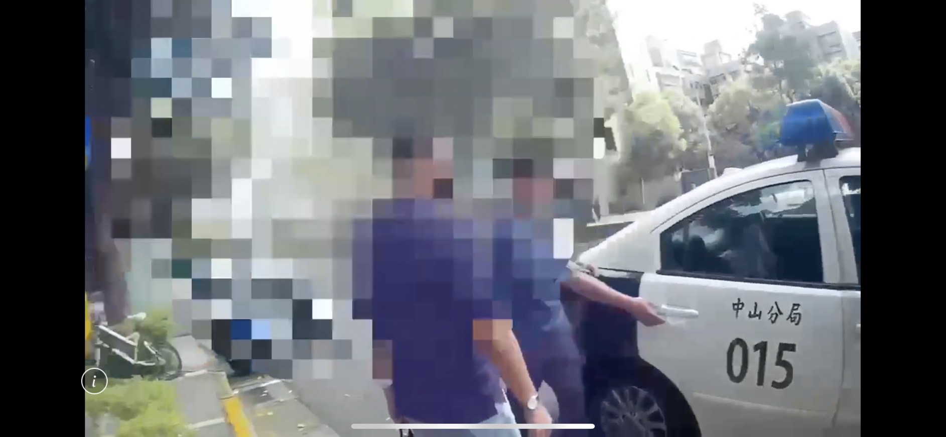 警方將2人都帶回警局偵訊說明。(翻攝畫面)