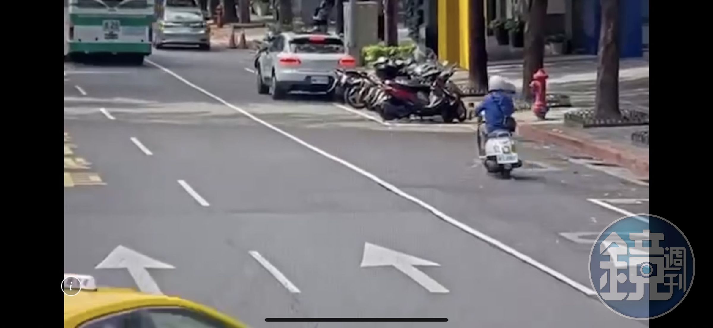 假記者陳男當時騎機車到場與被害陳男面交現金。（翻攝畫面）