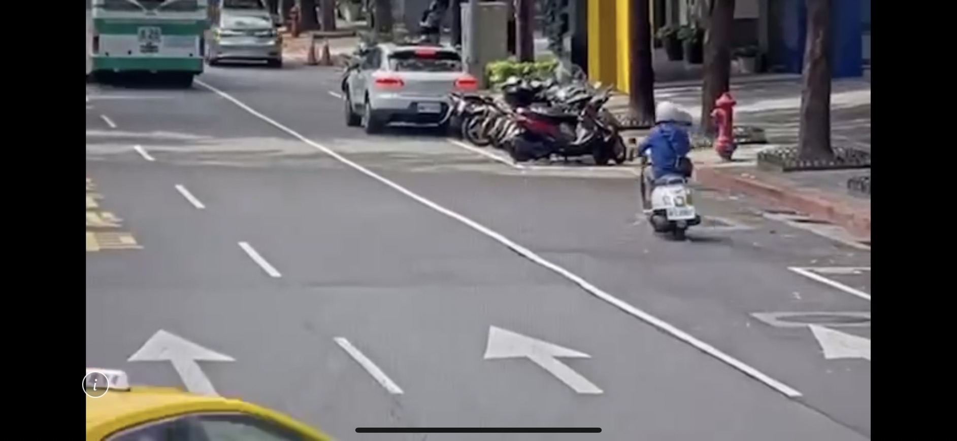 假記者陳男當時騎機車到場與被害陳男面交現金。(翻攝畫面)