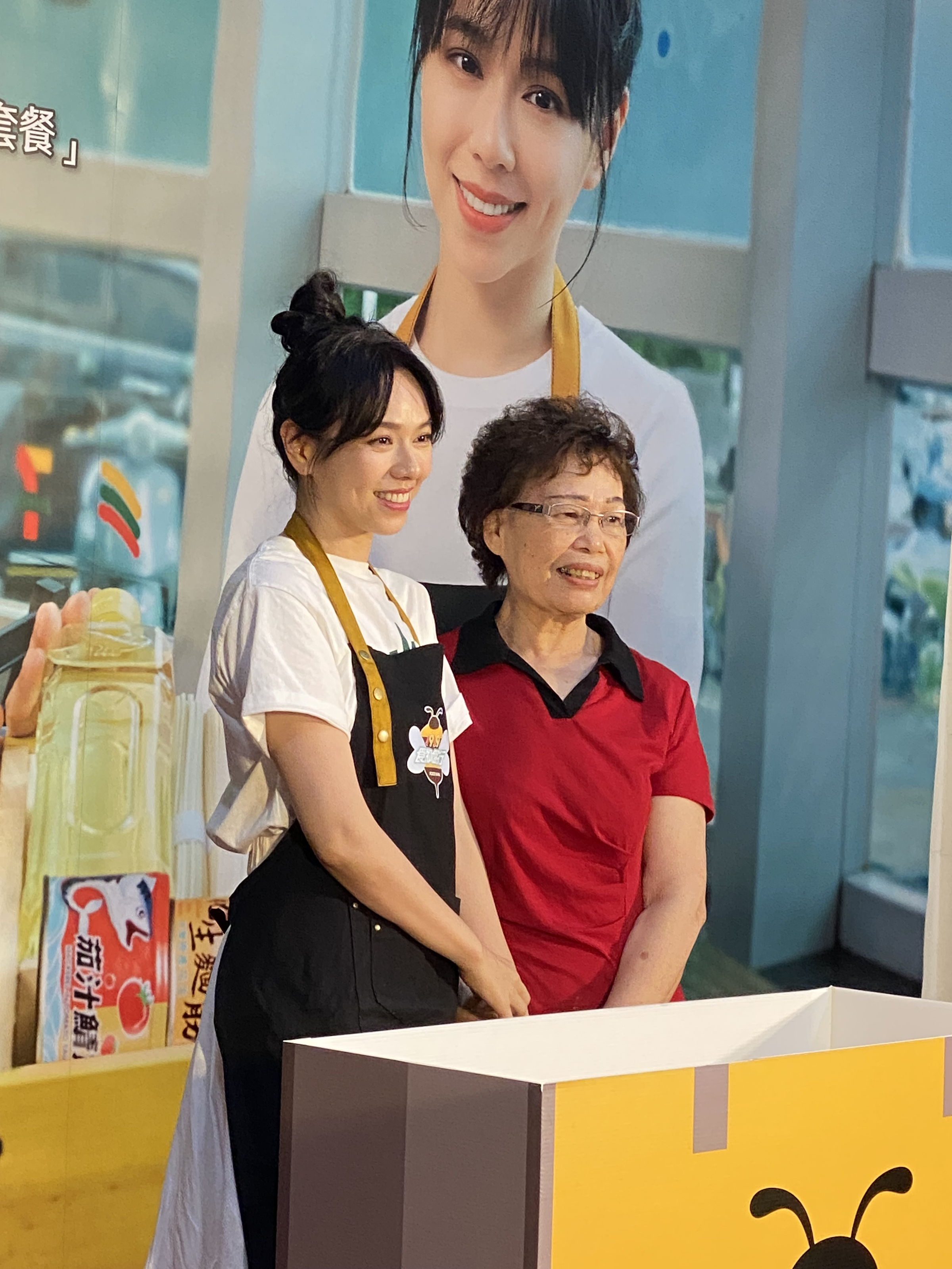 夏于喬今和受助者合影。