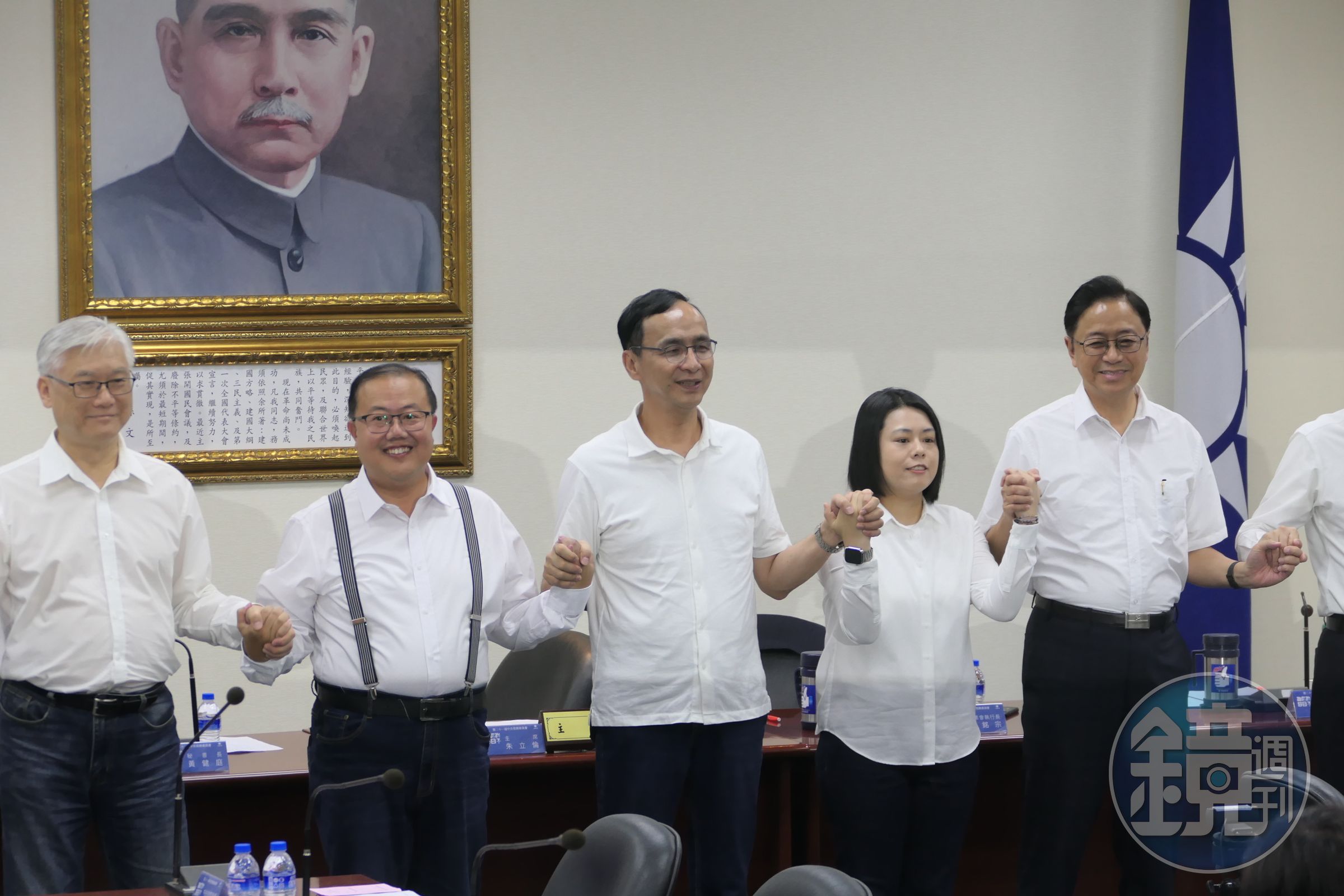 國民黨中常會今(19日)通過提名桃園市議長邱奕勝辦公室祕書邱若華(右2)參選桃園市第6選區立委。