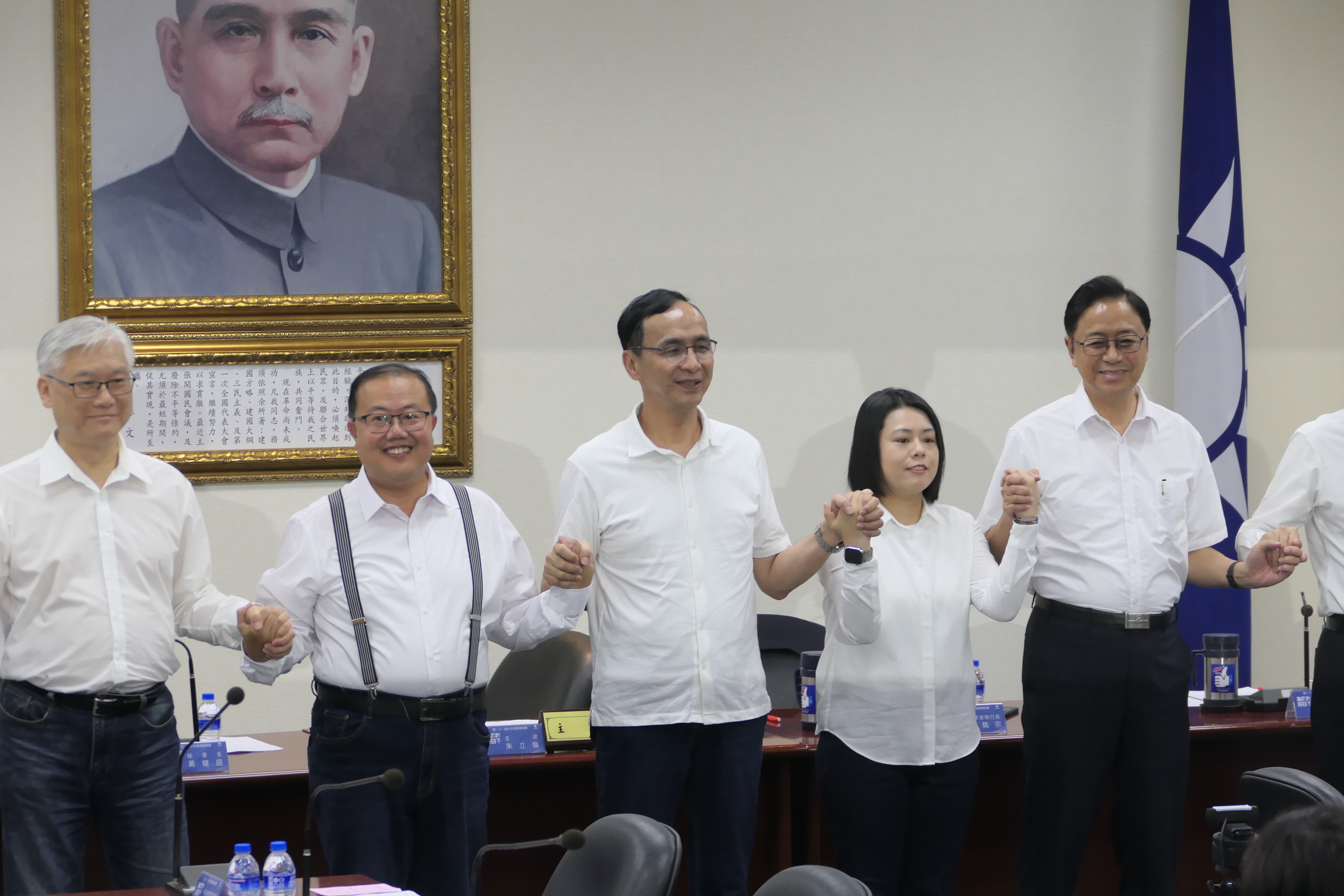 國民黨中常會今（19日）通過提名桃園市議長邱奕勝辦公室祕書邱若華（右2）參選桃園市第6選區立委。