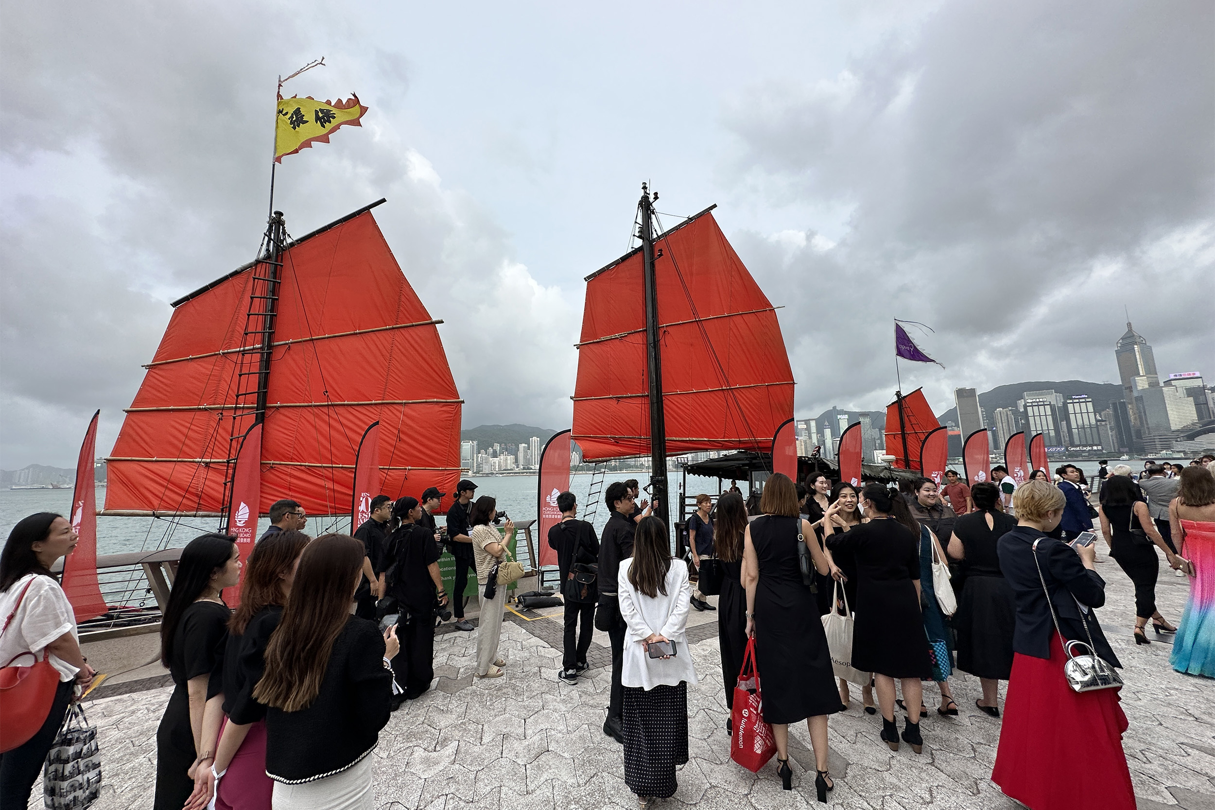 為展現香港風情，主辦單位特別邀請與會者搭乘張保仔帆船前往頒獎典禮會場。