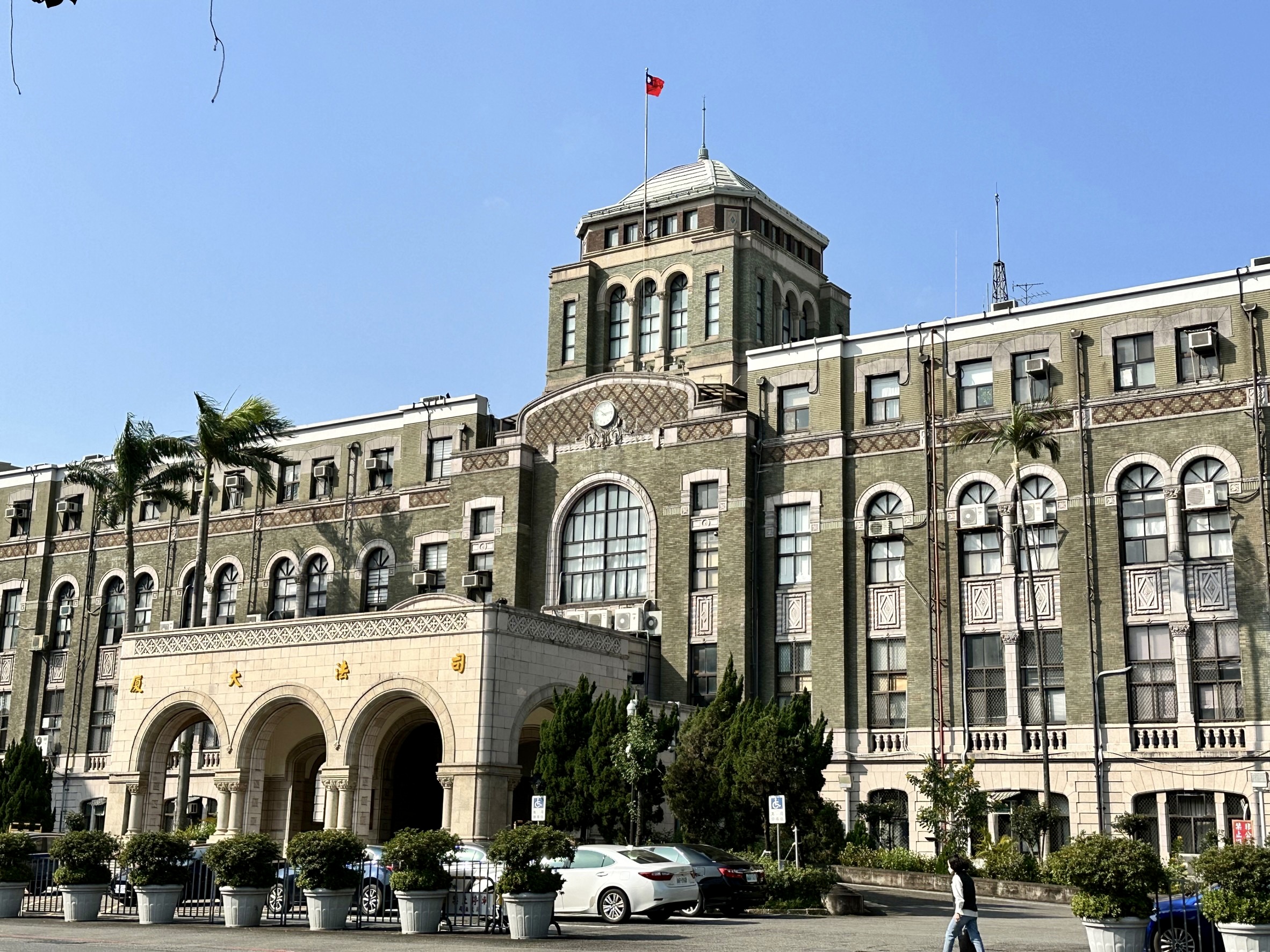 懲戒法院針對最高行政法院前院長林奇福收富商襯衫案公布免罰理由。