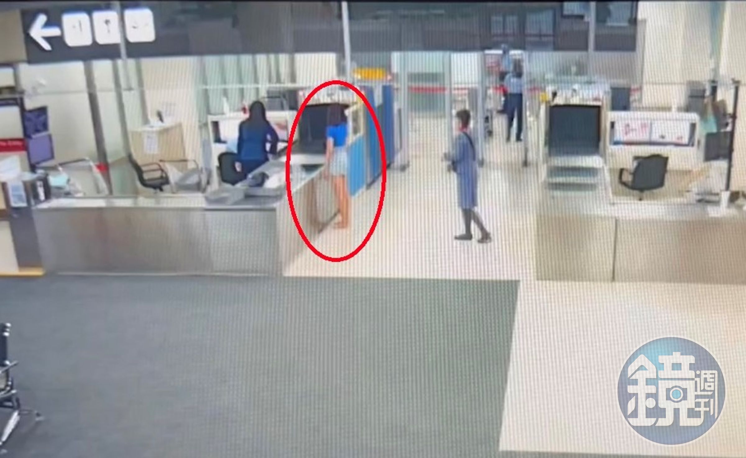 阮女將毒咖啡包藏在鞋底企圖闖關搭機仍遭識破。(翻攝畫面)