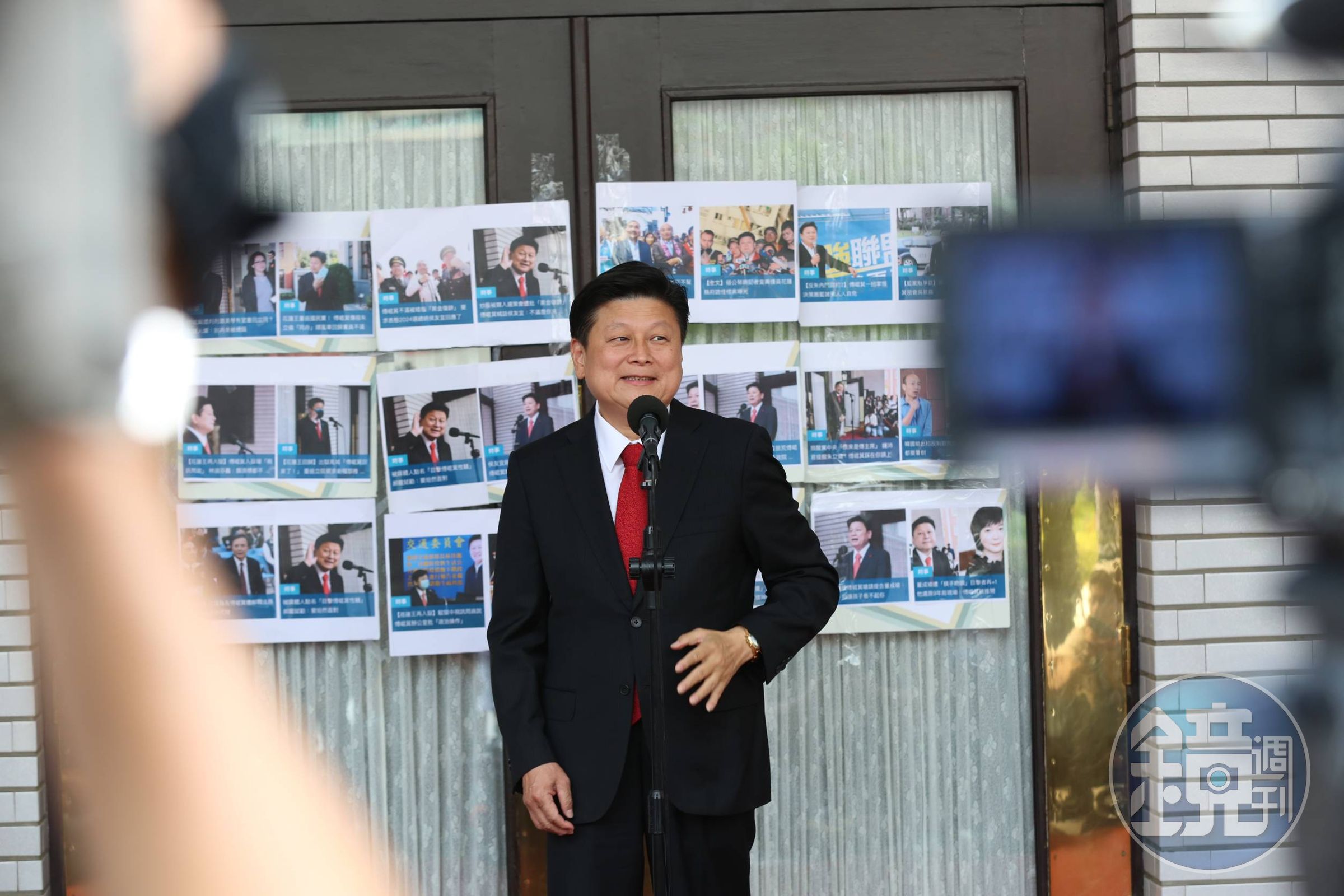 國民黨立委傅崐萁身陷性騷醜聞,還遭總統府前發言人Kolas指控是不倫戀元配記者會背後藏鏡人。