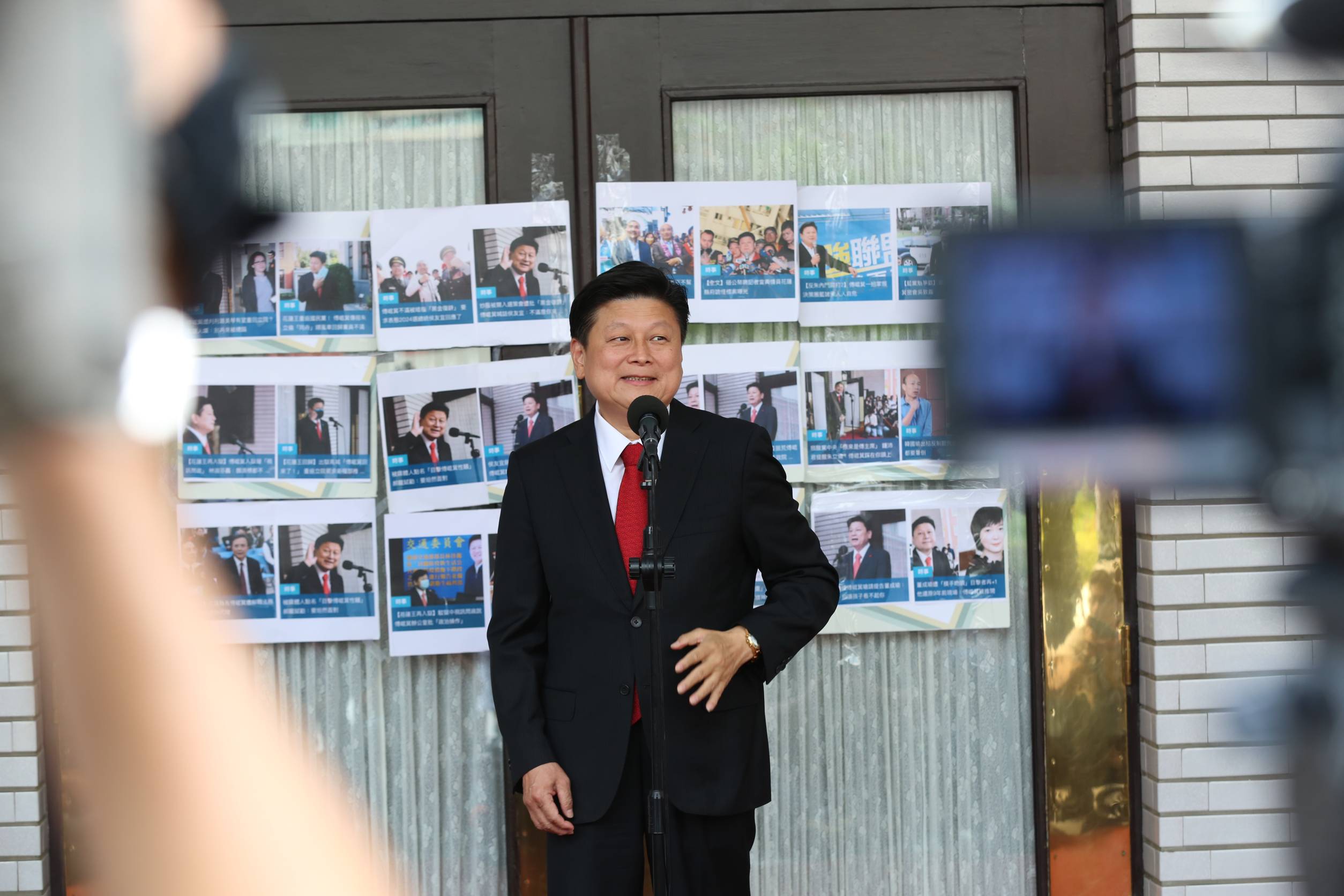 國民黨立委傅崐萁身陷性騷醜聞，還遭總統府前發言人Kolas指控是不倫戀元配記者會背後藏鏡人。