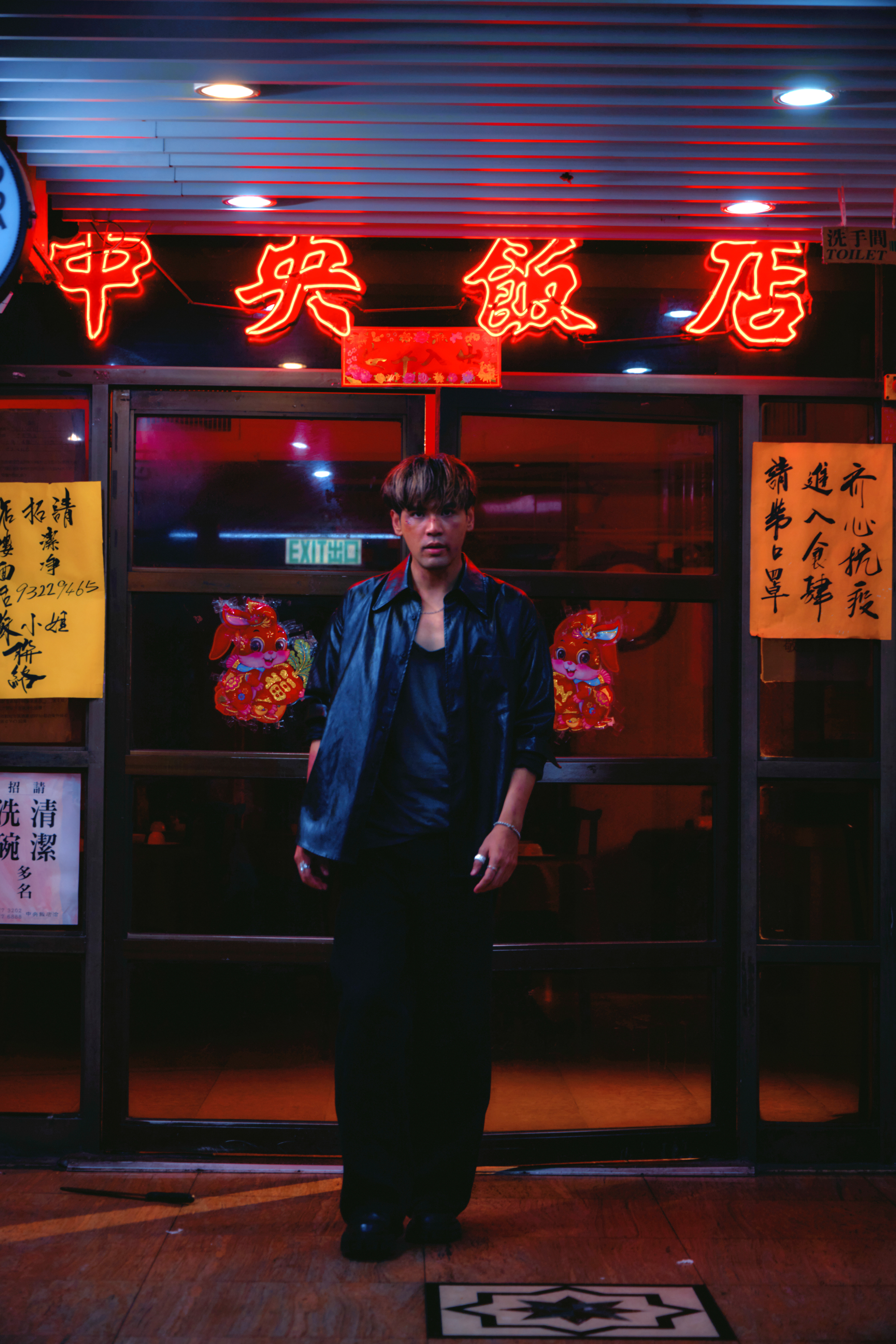 陳零九〈我們都是別人口中的壞人〉MV濃濃港味。(滾石唱片提供)