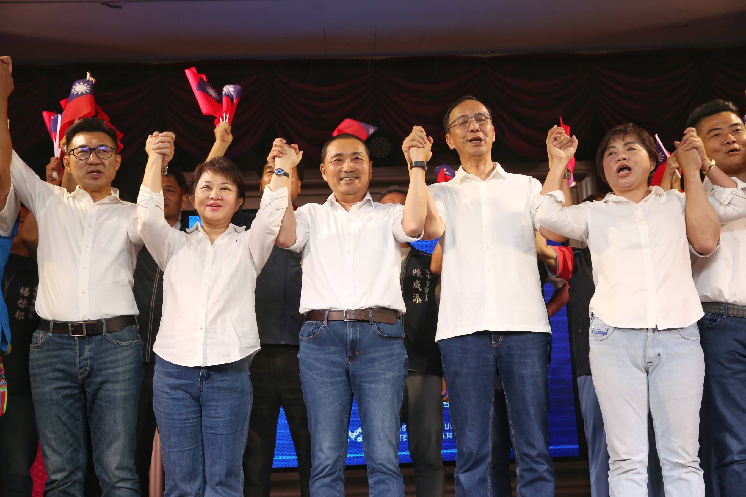 國民黨今晚於台中舉行造勢，黨主席朱立倫與台中市長盧秀燕同台力挺總統參選人侯友宜，力拚逆轉選情。