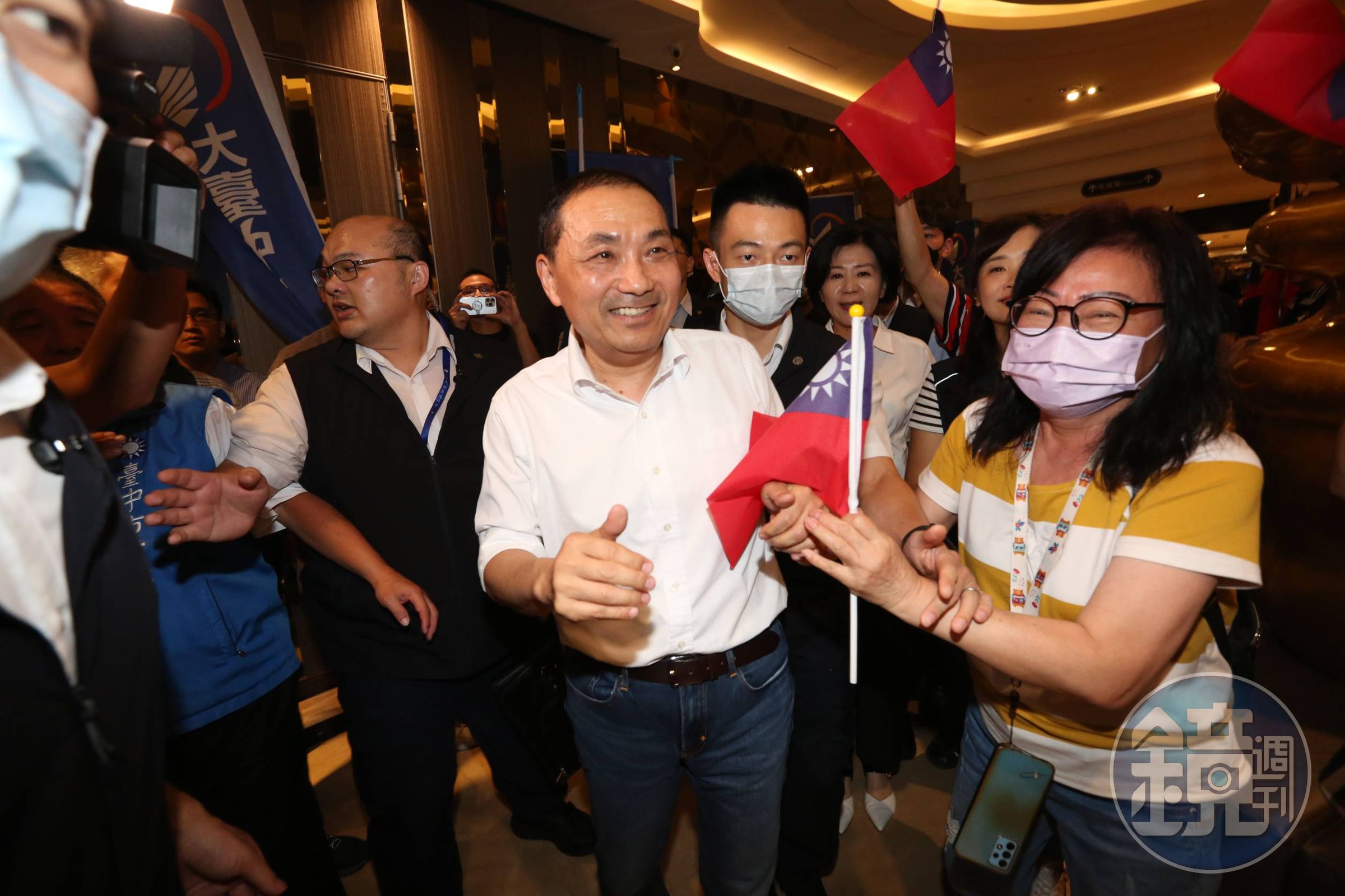 侯友宜今晚造勢造度打出警察人設,以槍戰比喻選情,說即使頭被槍指著也不能放棄,喊話一定要讓翻轉選情。