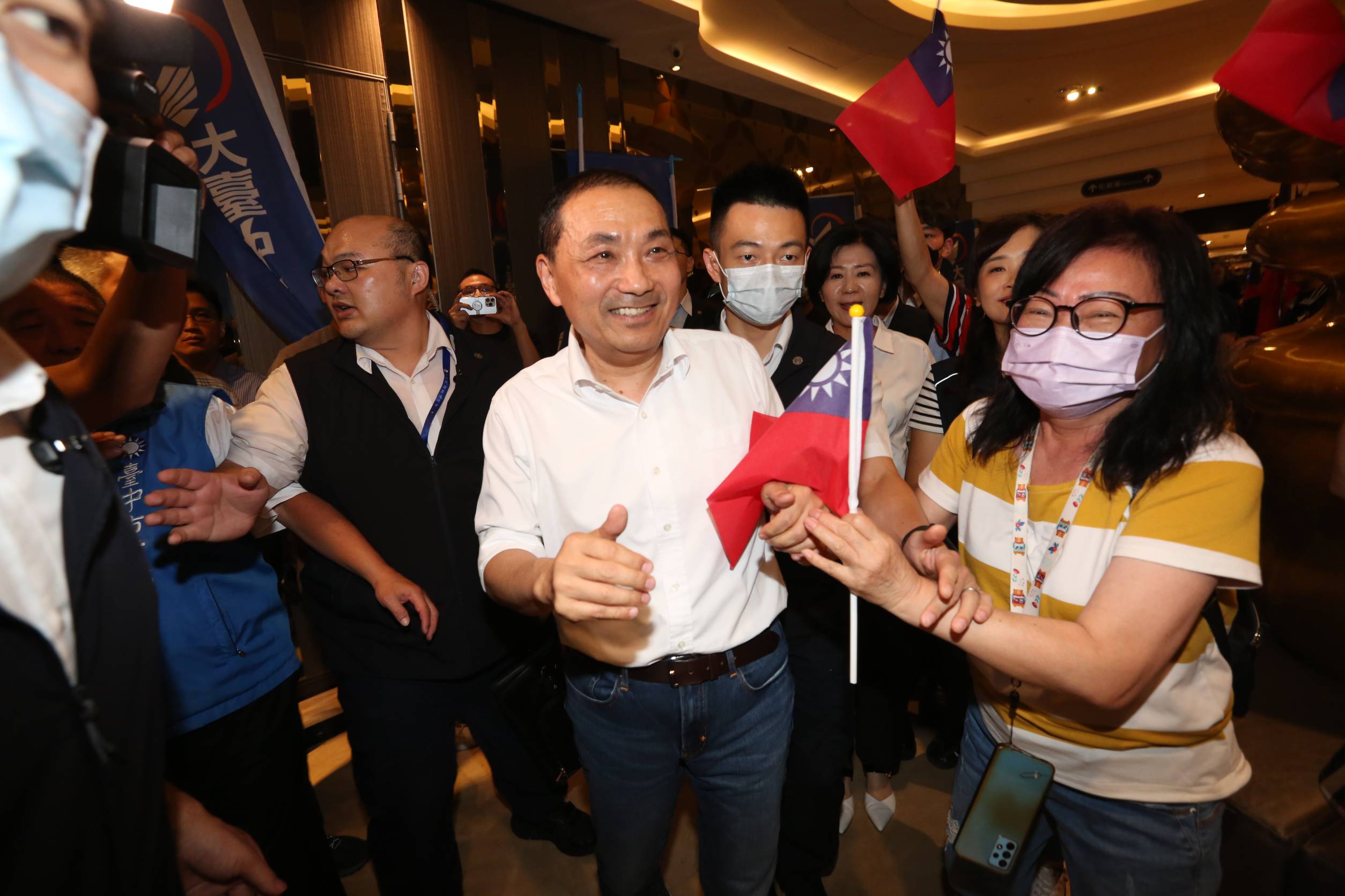 侯友宜今晚造勢造度打出警察人設,以槍戰比喻選情,說即使頭被槍指著也不能放棄,喊話一定要讓翻轉選情。