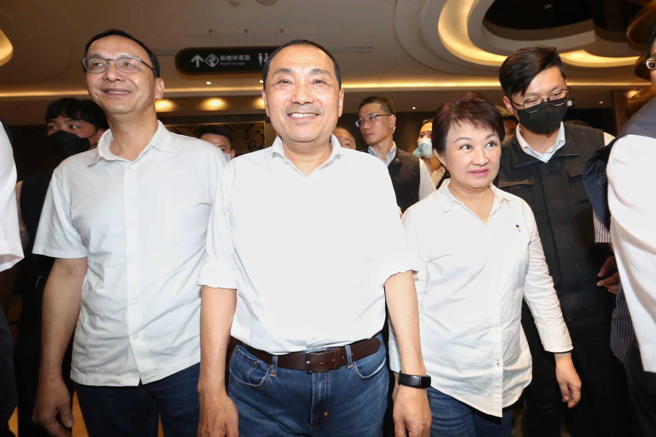 國民黨今晚於台中舉行造勢,黨主席朱立倫與台中市長盧秀燕同台力挺總統參選人侯友宜,力拚逆轉選情。