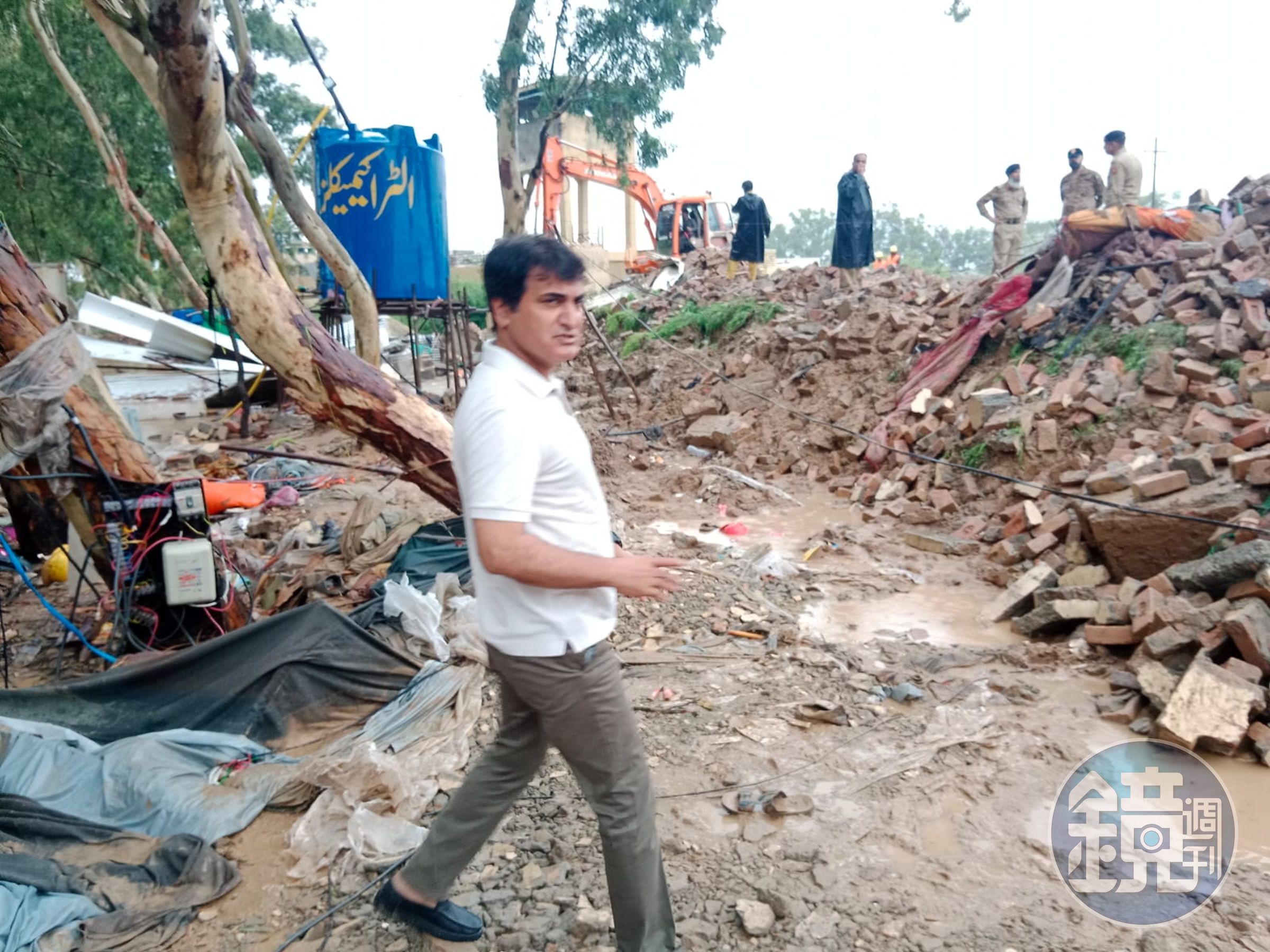 巴基斯坦連日豪雨成災,昨日更發生一起大雨沖倒牆導致11名工人死亡的慘劇。(翻攝自@Noormengal_ Twitter)