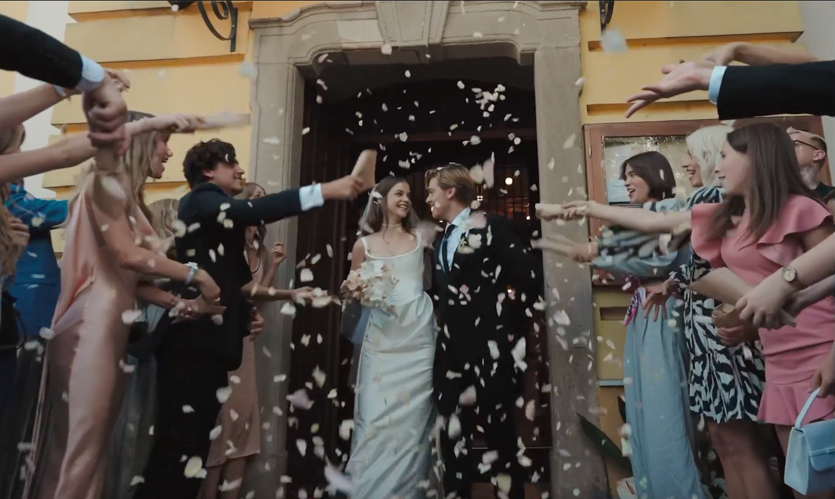 「小查」迪倫史普洛茲(右)與超模女友芭芭拉帕爾文(左)近日步入婚姻殿堂。(翻攝自@realbarbarapalvin IG)