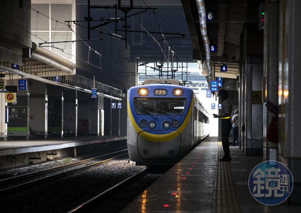 女網友在Dcard分享自己在台鐵上遭到性騷擾的經歷。（示意圖，本刊資料照）