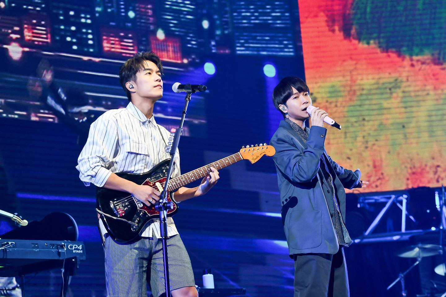 蘇打綠主唱青峰（右）和吉他手家凱（左）過去是好麻吉，近日卻傳出不合，不過昨日青峰發限時動態闢謠。（翻攝自劉家凱臉書）