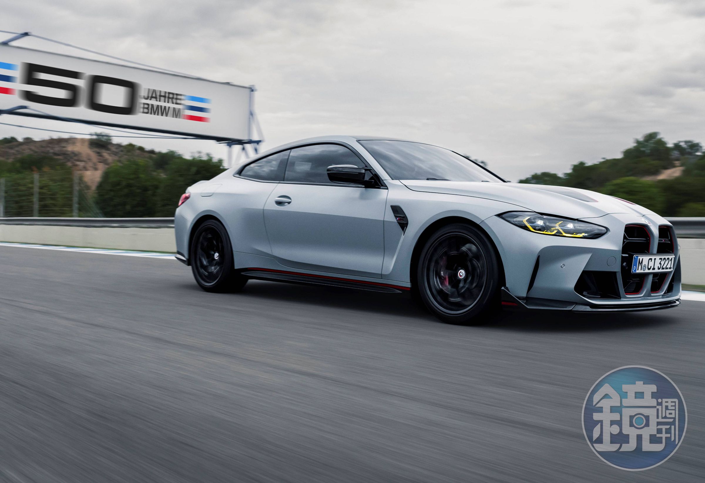 全新BMW M4 CSL在紐柏林北環賽道創下7分15.677秒的單圈佳績,榮登BMW量產車型最速車款。