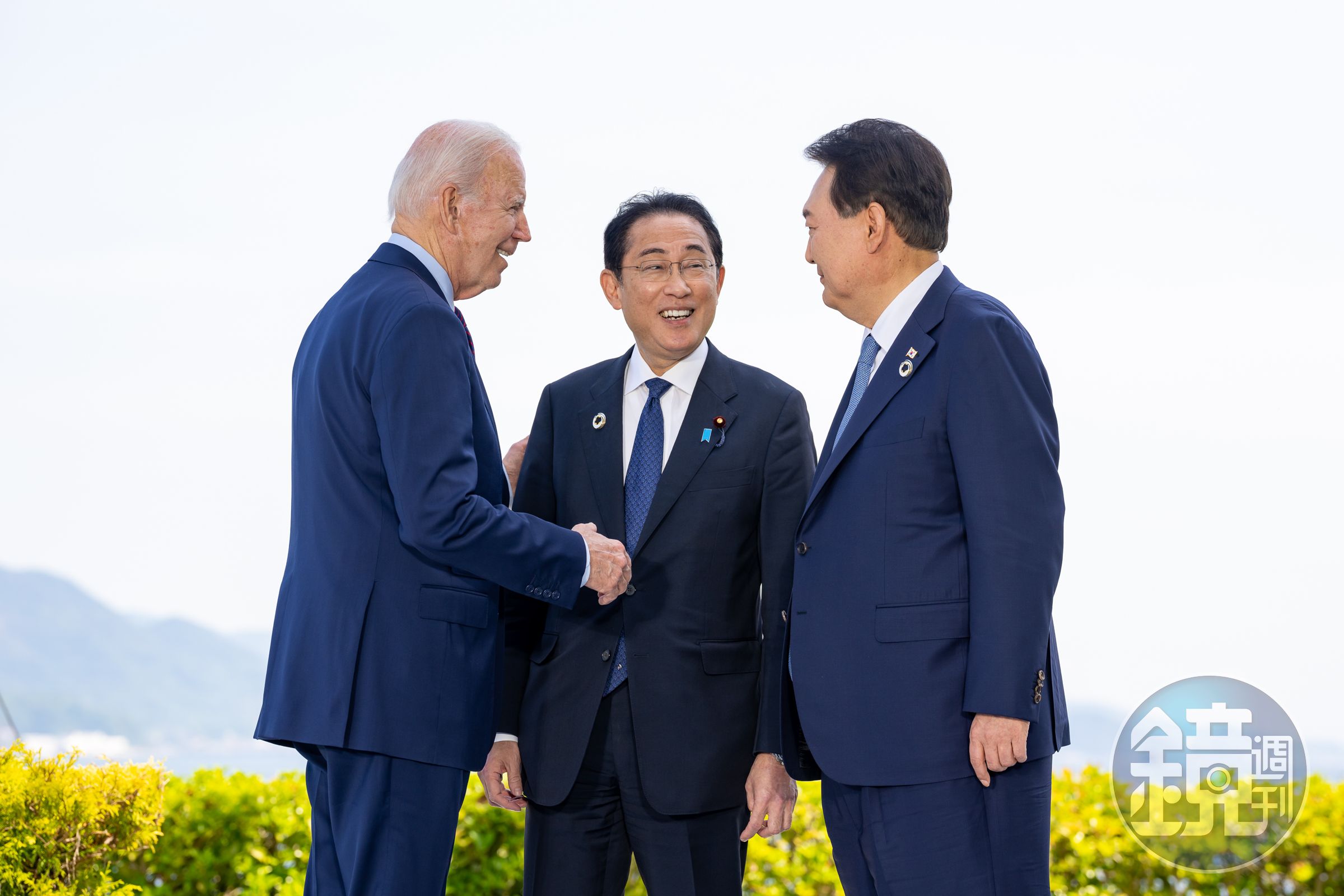 拜登（左起）、岸田文雄、尹錫悅將於8月18日在美國大衛營舉辦峰會；圖為美日韓5月在廣島舉行三邊會談。（翻攝自推特@POTUS）