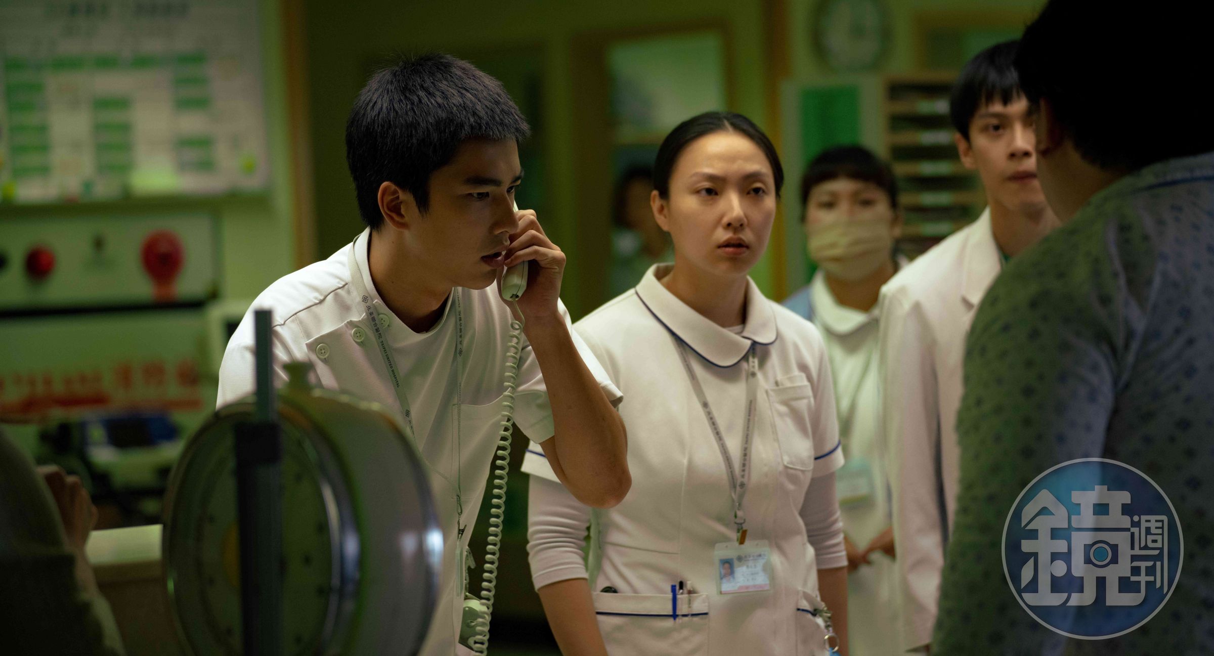 曾敬驊（左一）扮演護理師安泰河，在封院事件中始終堅持良善。（Netflix提供）