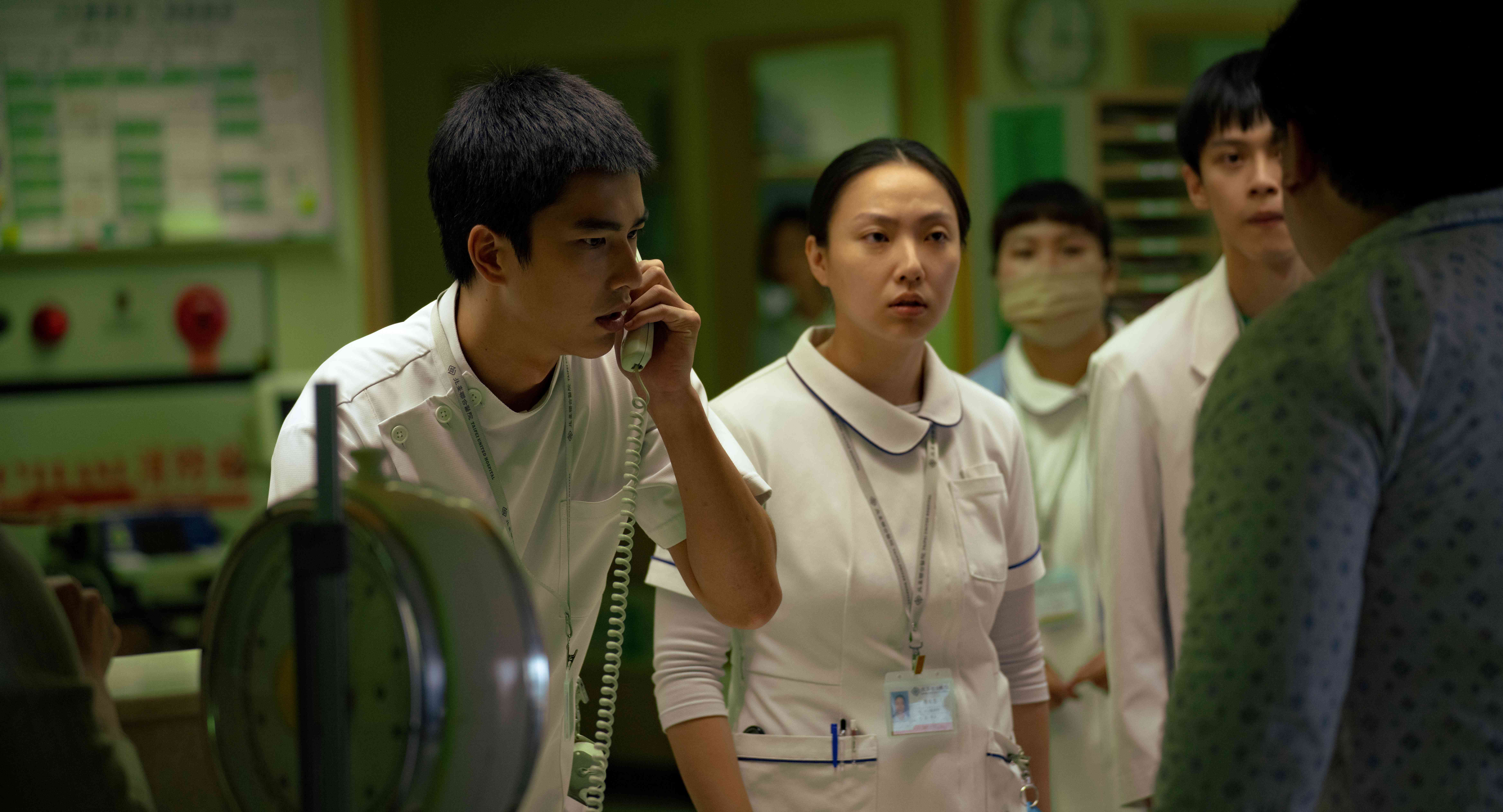 曾敬驊（左一）扮演護理師安泰河，在封院事件中始終堅持良善。（Netflix提供）