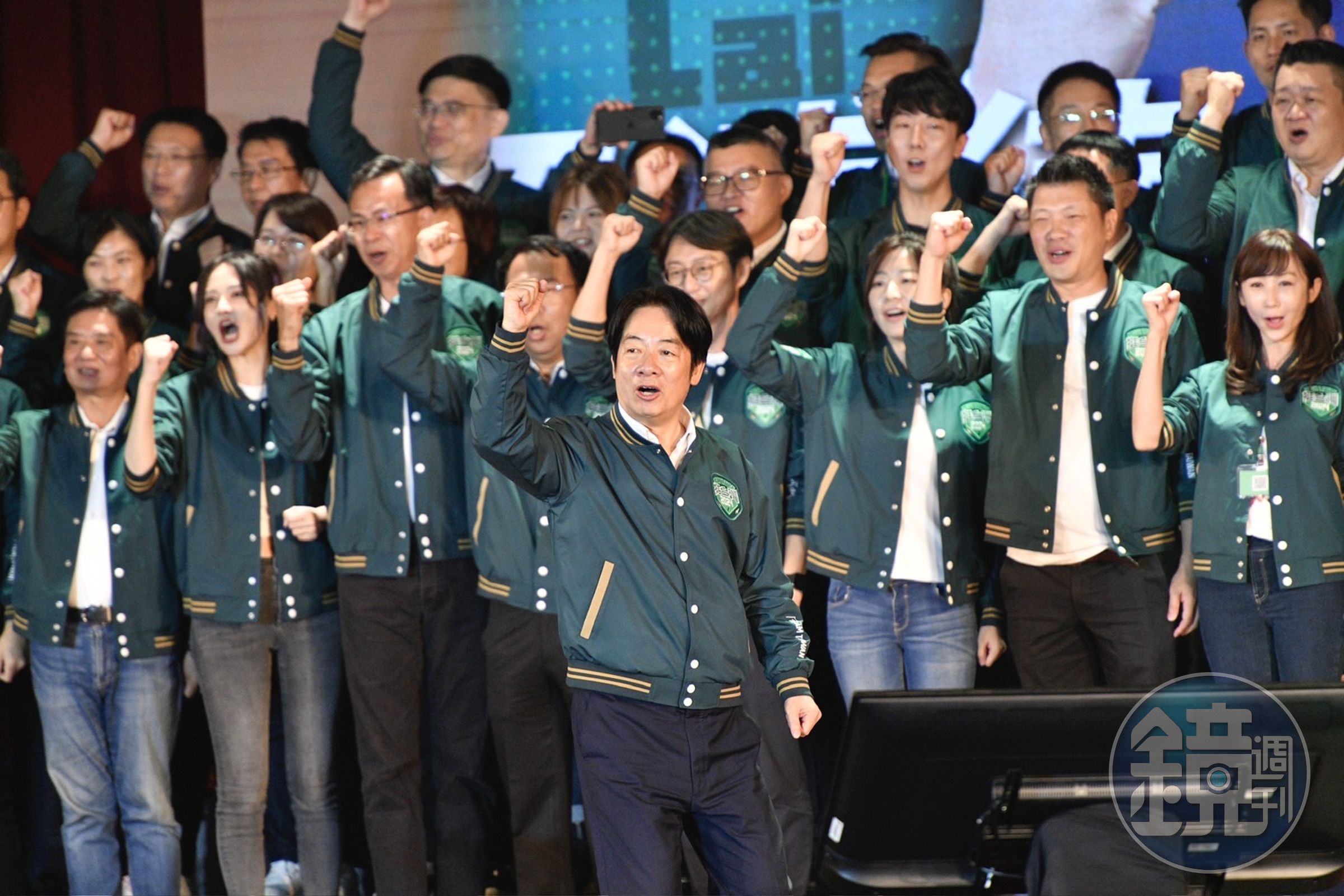 民進黨716全代會上,總統參選人賴清德與所有區域立委被提名人同台大造勢。(本刊資料照)