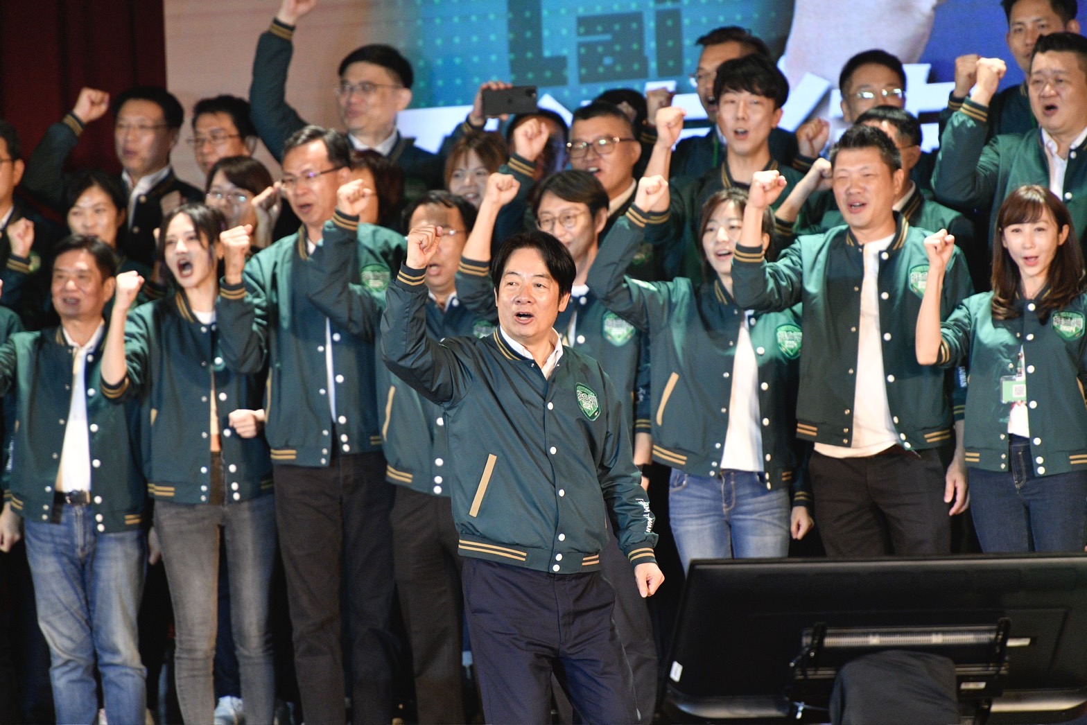 民進黨716全代會上，總統參選人賴清德與所有區域立委被提名人同台大造勢。（本刊資料照）